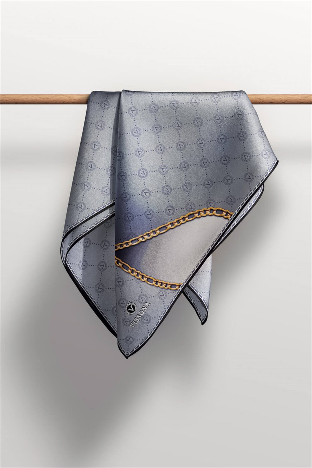 %100 Twill İpek Zincirli Ve Monogram Desenli Gümüş - Gold Renkli 90x90 Eşarp Dikim Şekli : El Dikişi