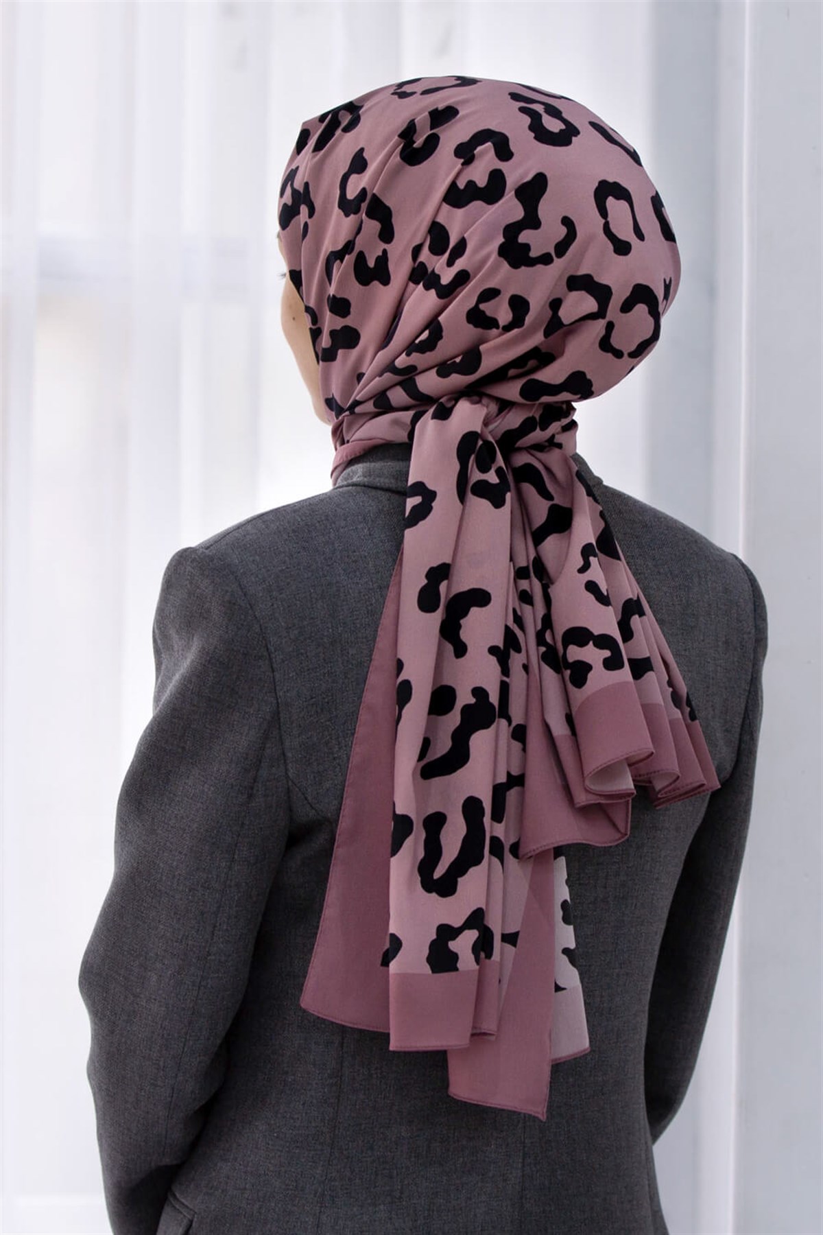 KREP LEOPAR DESENLİ PUDRA RENKLİ 75X195 KIRIŞMAZ ŞAL