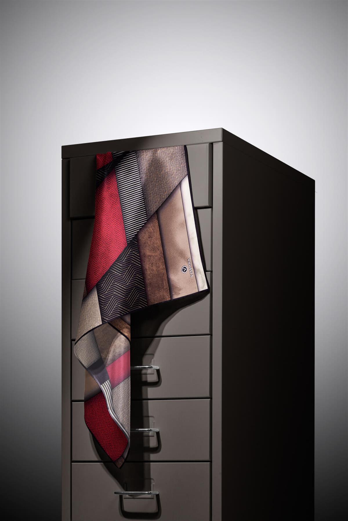 %100 Twill İpek Dokulu ve Geometrik Desenli Bordo - Bej Renkli 90x90 Eşarp Dikim Şekli : El Dikişi