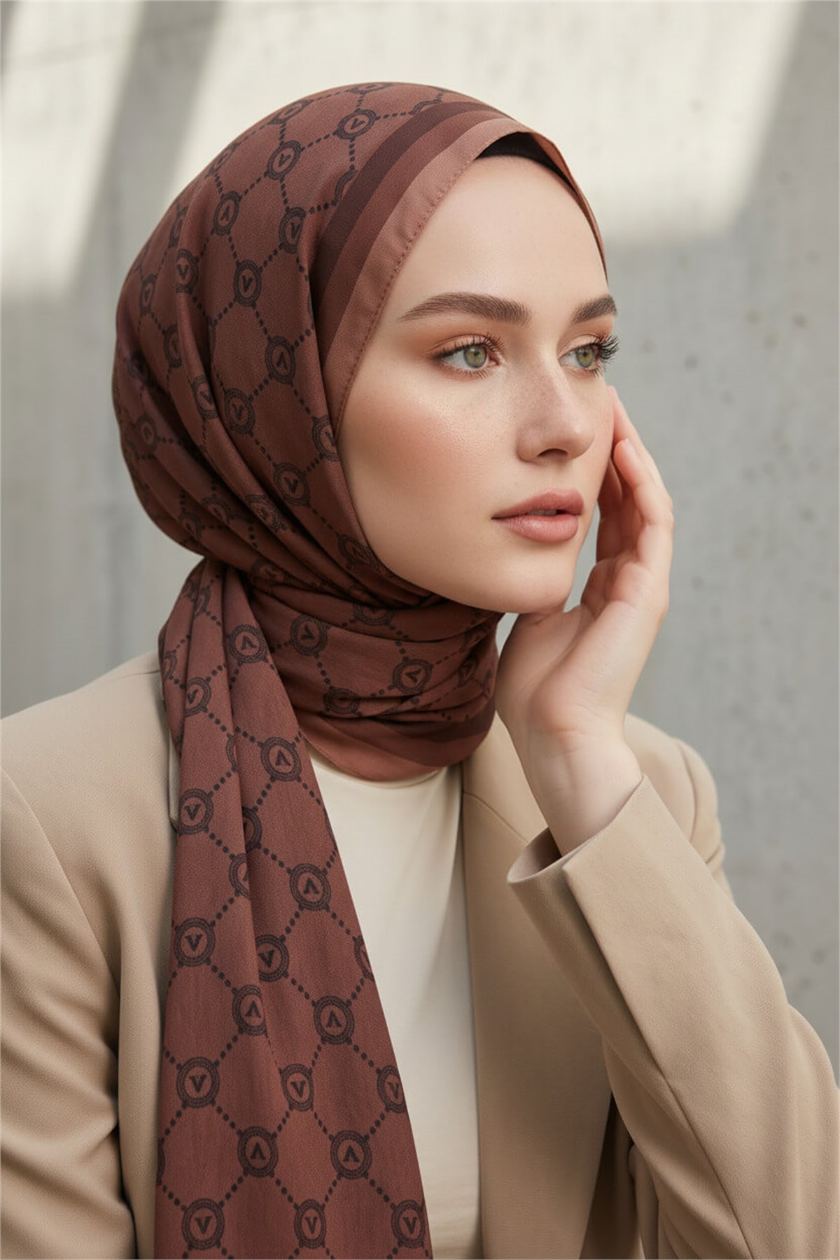 KREP MONOGRAM DESENLİ BAKIR RENKLİ 75X195 KIRIŞMAZ ŞAL