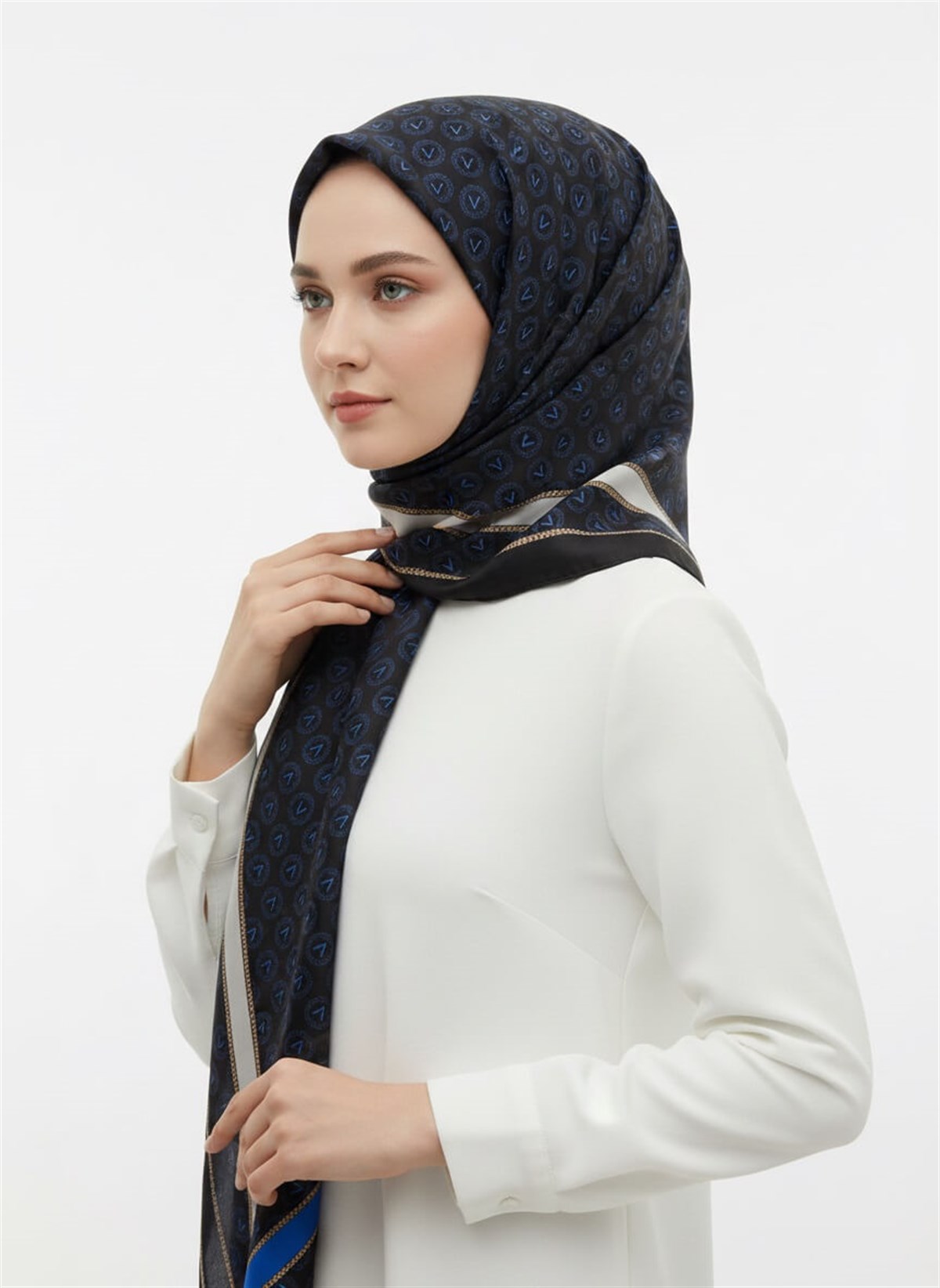 %100 Saf İpek Şal İnce Saten Vual Dokuma Monogram Desenli Siyah - Saks Renkli 90x210 Şal