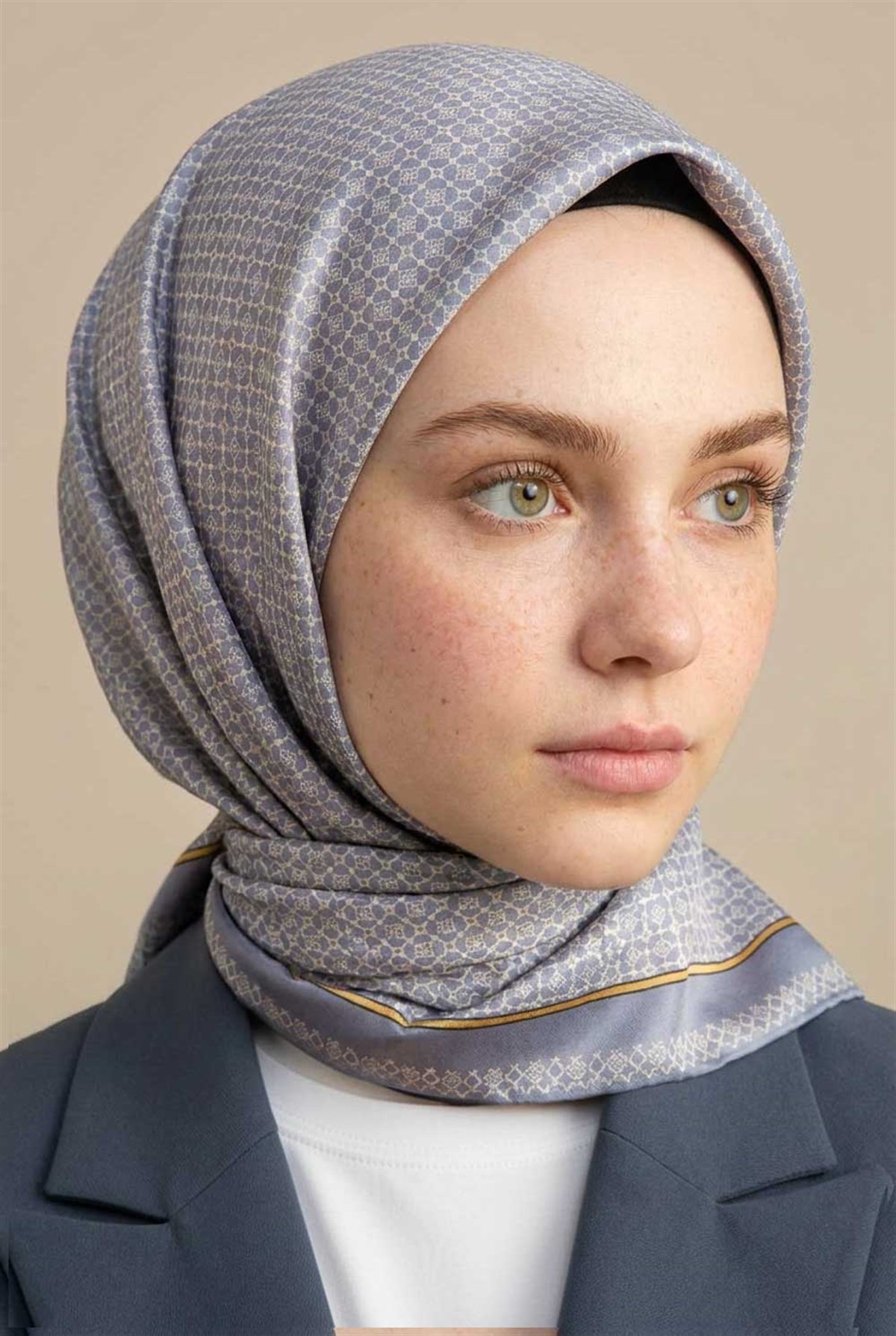 %100 Twill İpek Minik Motif Desenli Gri - Krem Renkli 90x90 Eşarp Dikim Şekli : El Dikişi