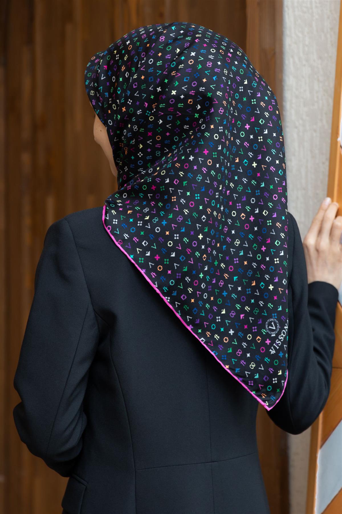 %100 Twill İpek Çıtır Motif Desenli Siyah - Fuşya Renkli 90x90 Eşarp Dikim Şekli : El Dikişi