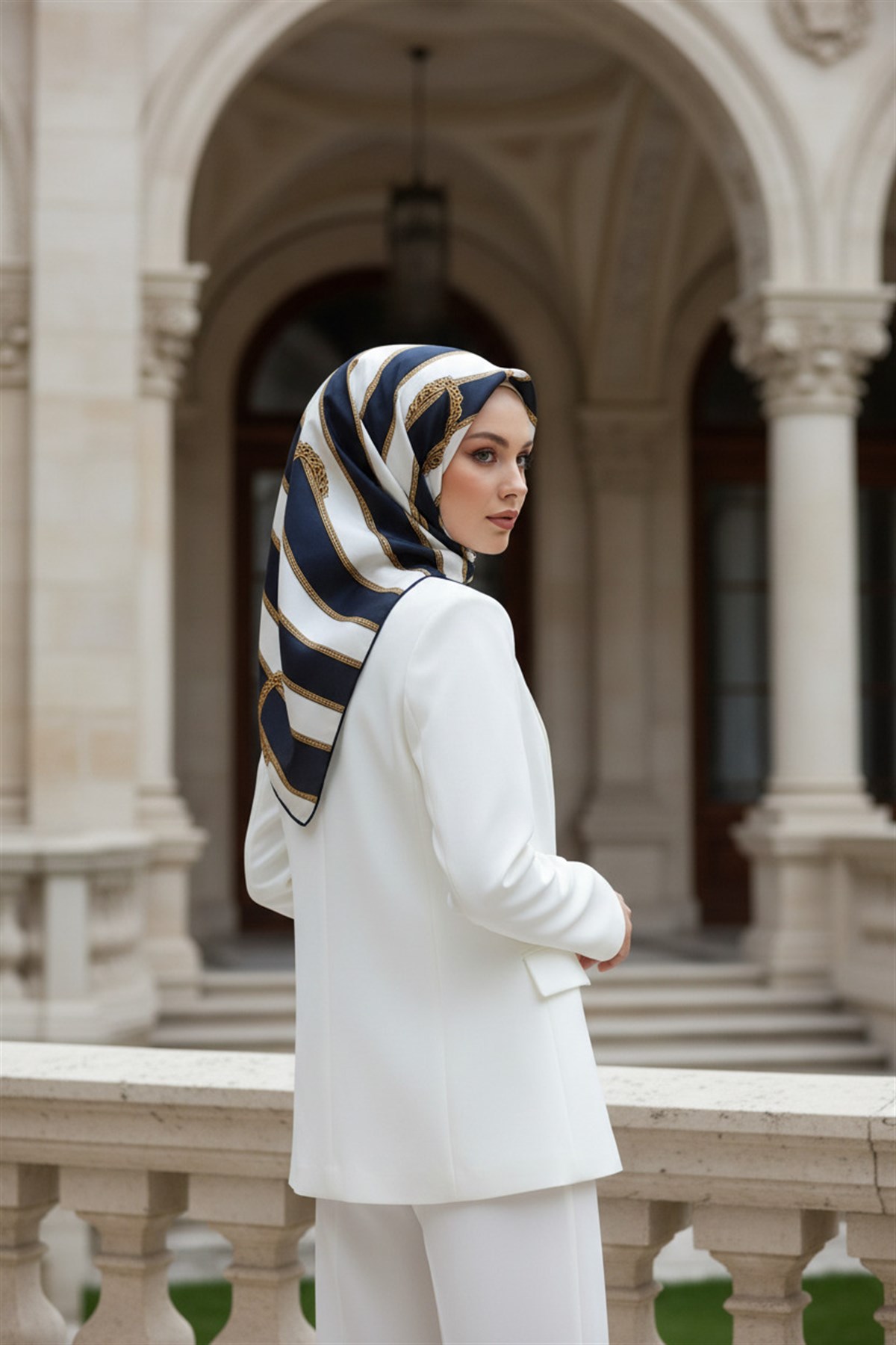 %100 Twill İpek Kemer Desenli Lacivert - Krem Renkli 90x90 Eşarp Dikim Şekli : El Dikişi
