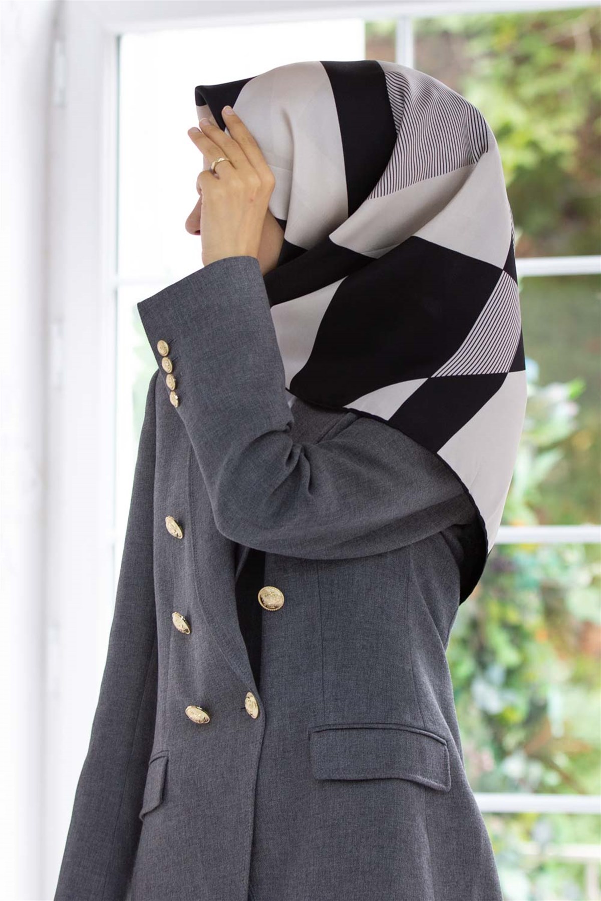 %100 Twill İpek Geometrik Çizgi Desenli Siyah - Krem Renkli 90x90 Eşarp Kenar Dikiş Şekli El Dikişli