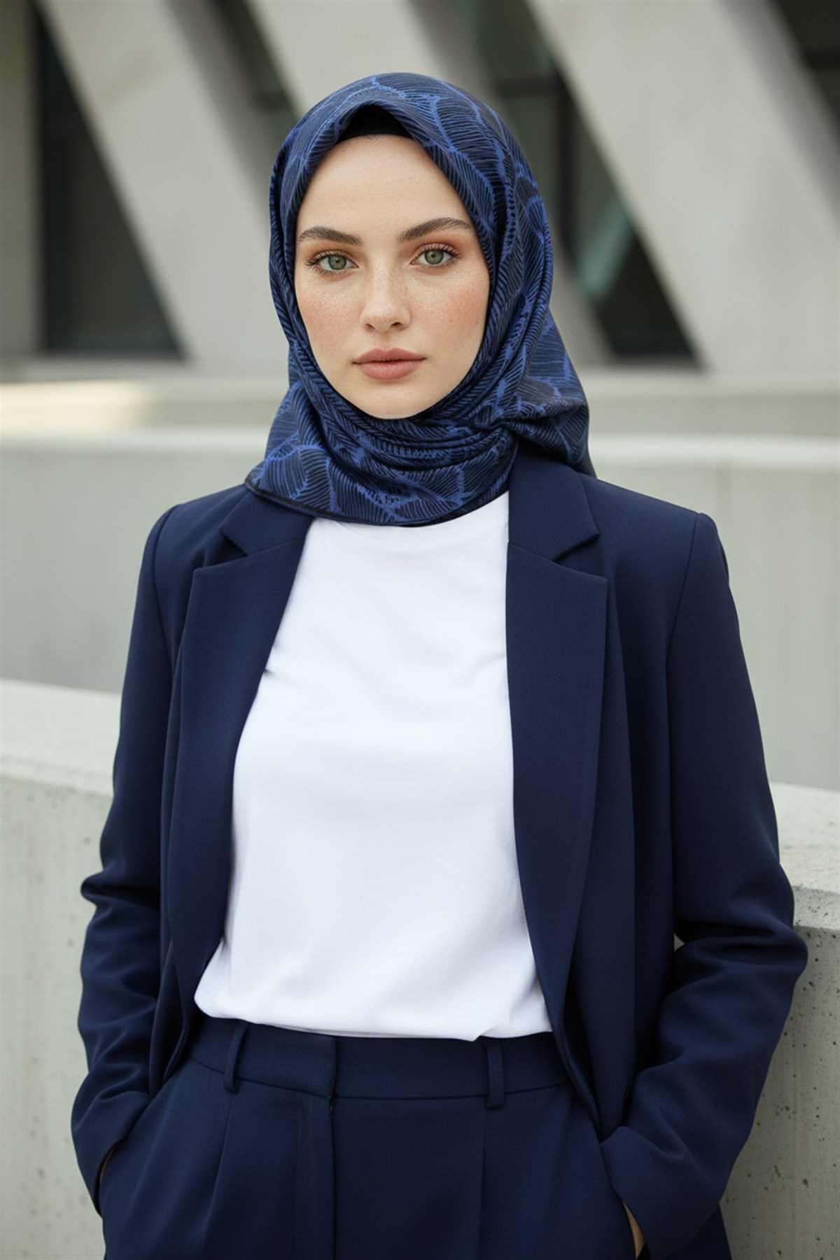 %100 Twill İpek Geometrik Desenli İndigo - Lacivert Renkli 90x90 Eşarp Dikim Şekli : El Dikişi
