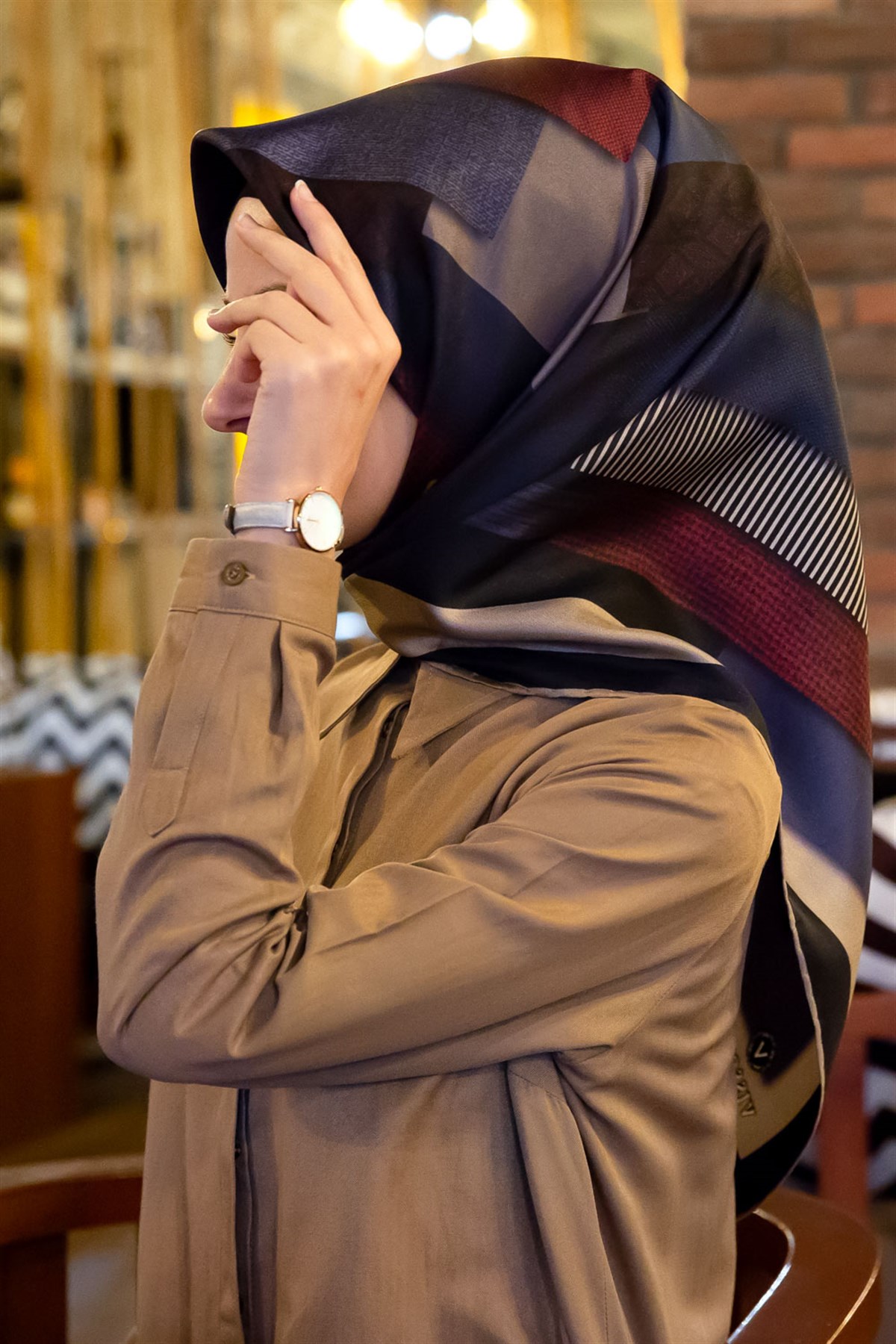 %100 Twill İpek Geometrik Desenli Bordo - Lacivert Renkli 90x90 Eşarp Dikim Şekli : El Dikişi