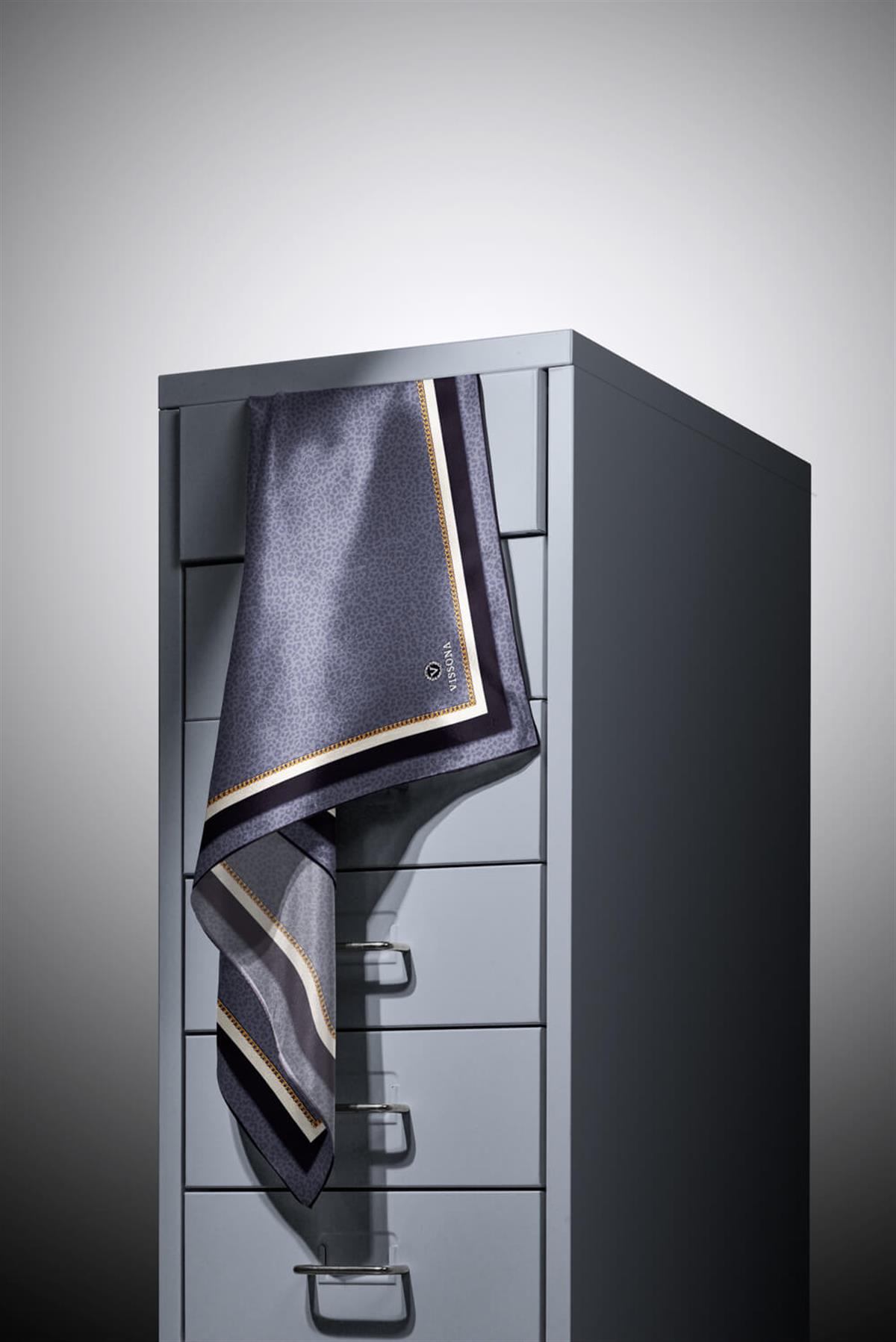 %100 Twill İpek Leopar Desenli Gri Renkli 90x90 Eşarp Dikim Şekli : El Dikişi