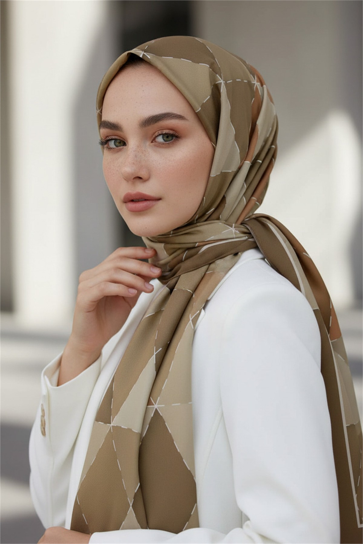 KREP ÜÇGEN YAMA DESENLİ VİZON RENKLİ 75X195 KIRIŞMAZ ŞAL