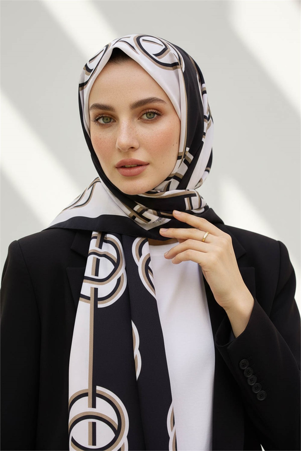 KREP ÇİZGİLİ DESENLİ SİYAH RENKLİ 75X195 KIRIŞMAZ ŞAL