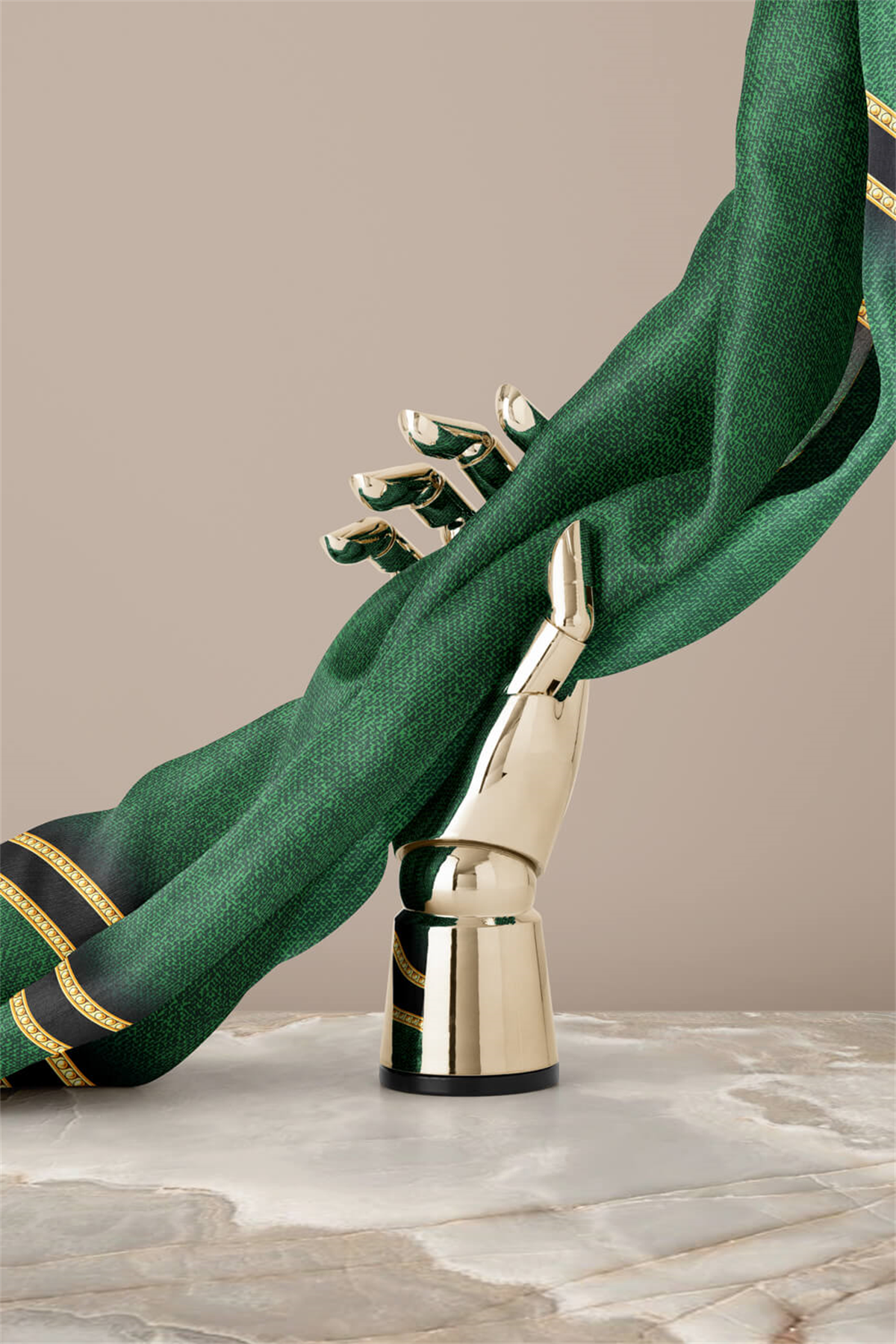 % 57 İPEK % 43 VİSKON Twill İpek Dokulu Şerit Desenli Siyah - Zümrüt Yeşili Renkli 90x90 Eşarp Dikim Şekli : El Dikişi