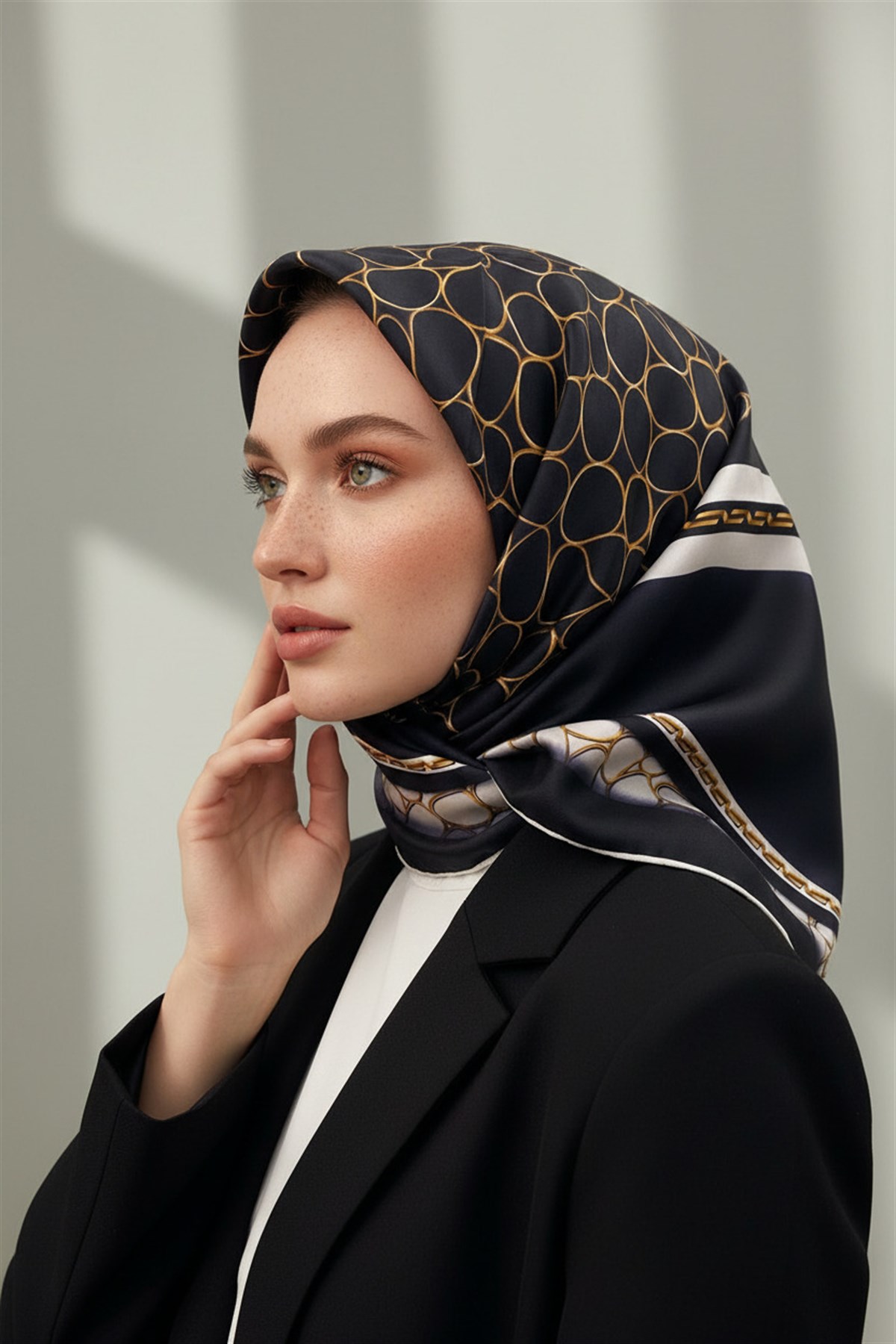 % 57 İPEK %43 VİSKON  Twill İpek Gold Halka Desenli Siyah - Krem Renkli 90x90 Eşarp Dikim Şekli : El Dikişi