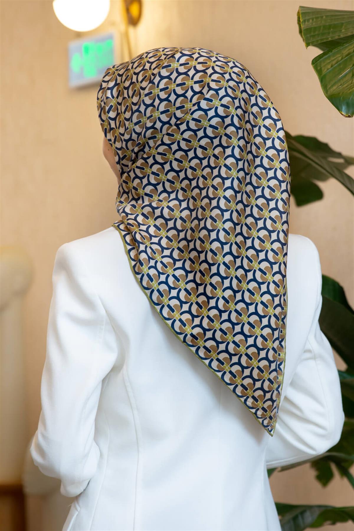 %100 Twill İpek Geometrik Desenli Bej - Fıstık Yeşili Renkli 90x90 Eşarp Dikim Şekli : El Dikişi