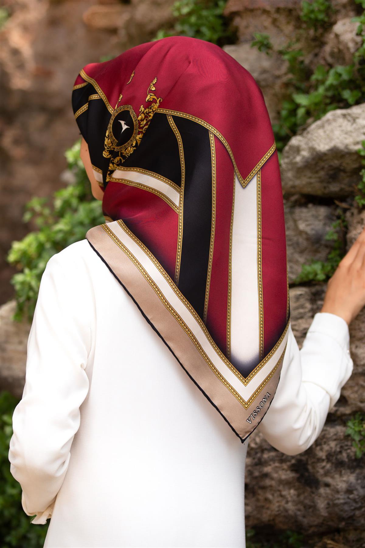 %100 Twill İpek Baroklu Ve Geometrik Desenli Bordo - Bej Renkli 90x90 Eşarp Dikim Şekli : El Dikişi