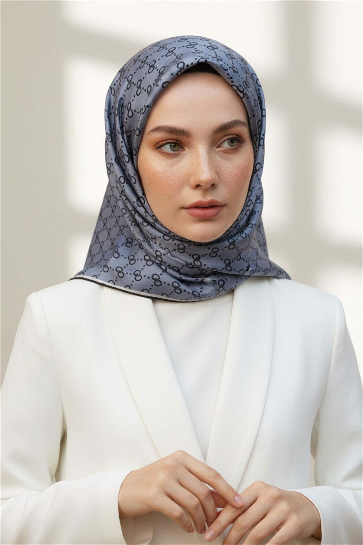 %100 Twill İpek Geometrik Desenli Siyah - Gri Renkli 90x90 Eşarp Dikim Şekli : El Dikişi