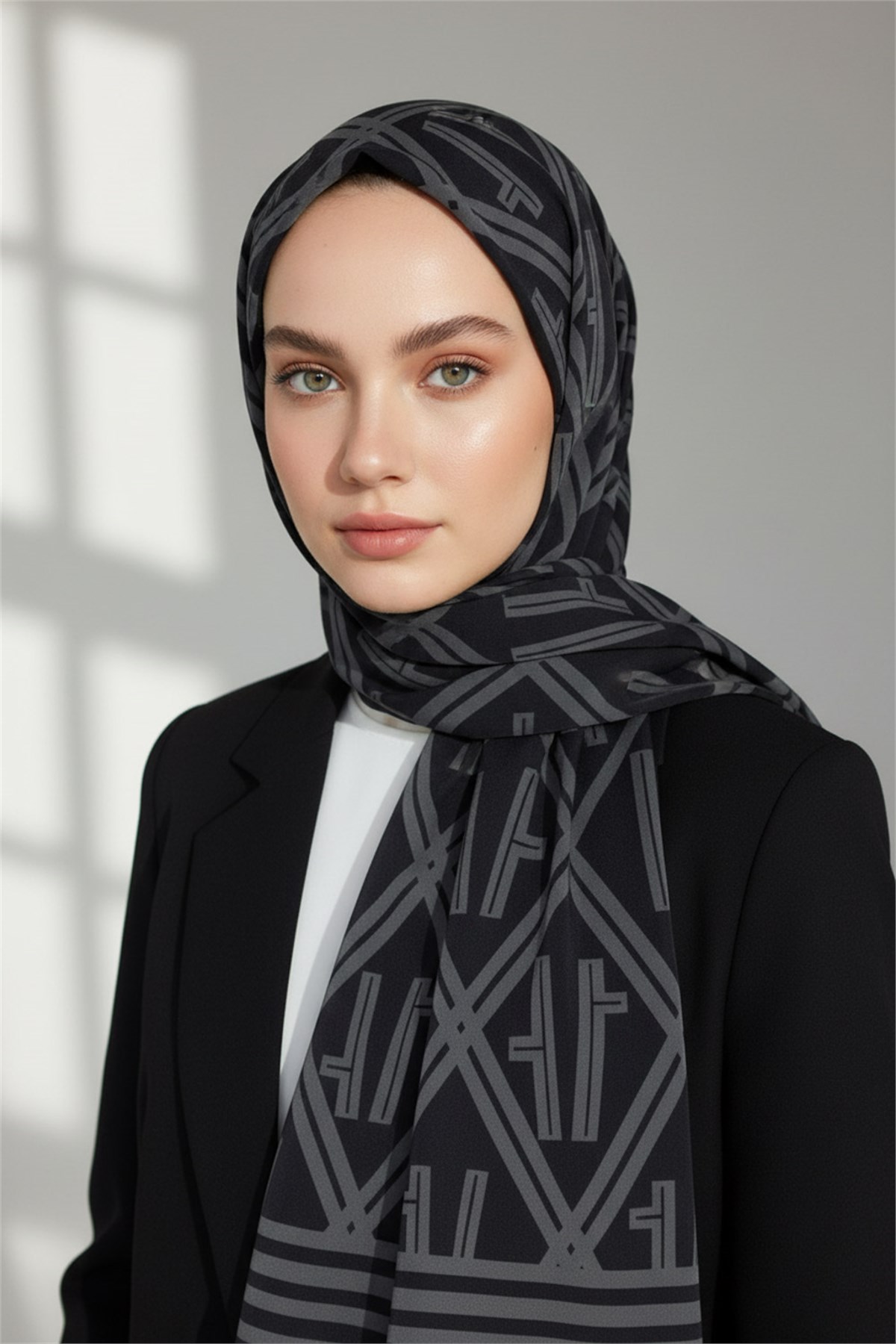 KREP MONOGRAM DESENLİ SİYAH - GRİ RENKLİ 75X195 KIRIŞMAZ ŞAL