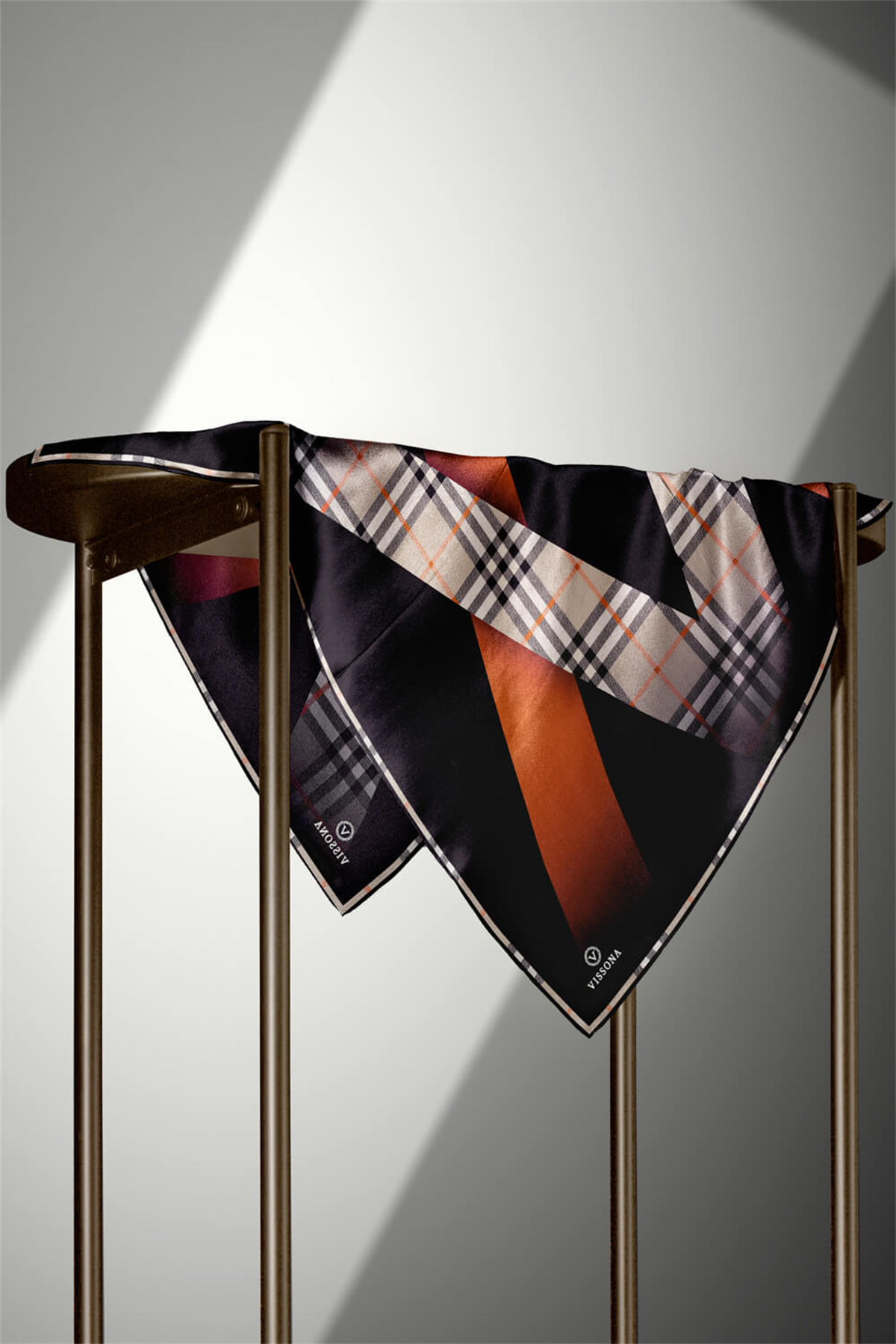 % 57 İPEK % 43 VİSKON Twill İpek Ekose Desenli Taba - Siyah Renkli 90x90 Eşarp Dikim Şekli : El Dikişi