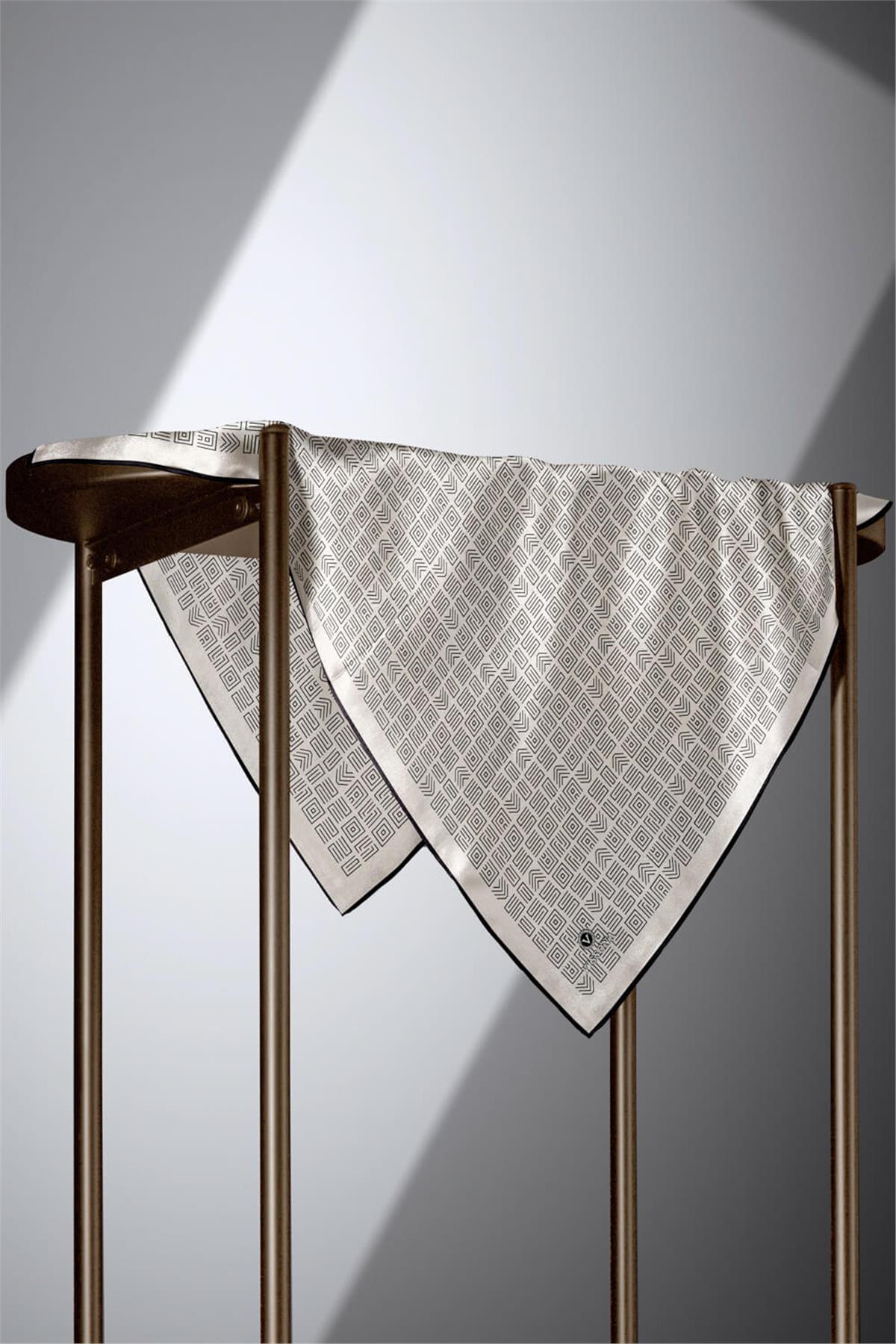 100% Twill İpek Etnik Motif Desenli Krem - Siyah Renkli 90x90 Dikim Şekli : El Dikişi Eşarp