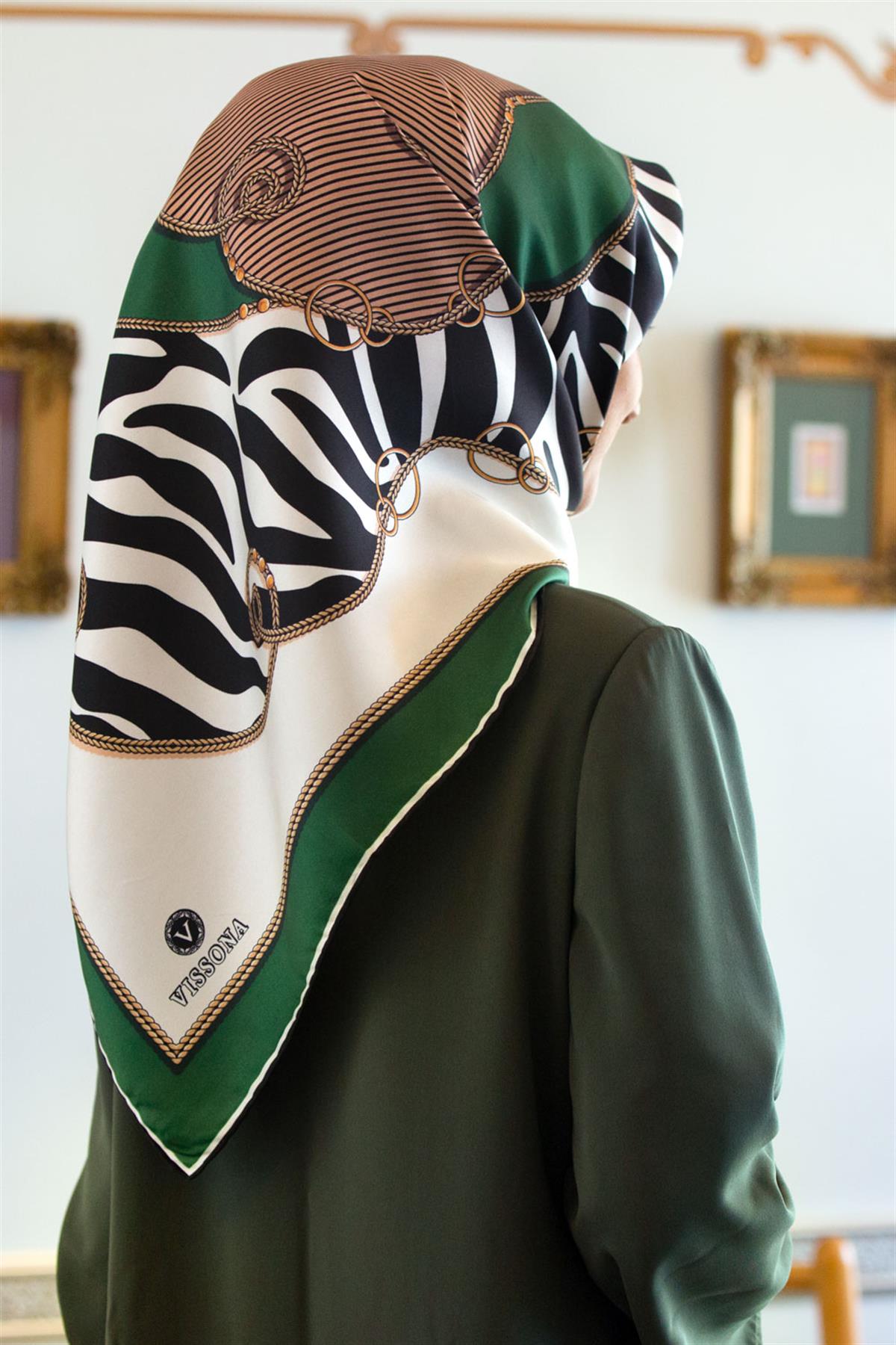 %100 Twill İpek Zincirli Ve Zebra Desenli Zümrüt Yeşili - Vizon Renkli 90x90 Eşarp Dikim Şekli : El Dikişi