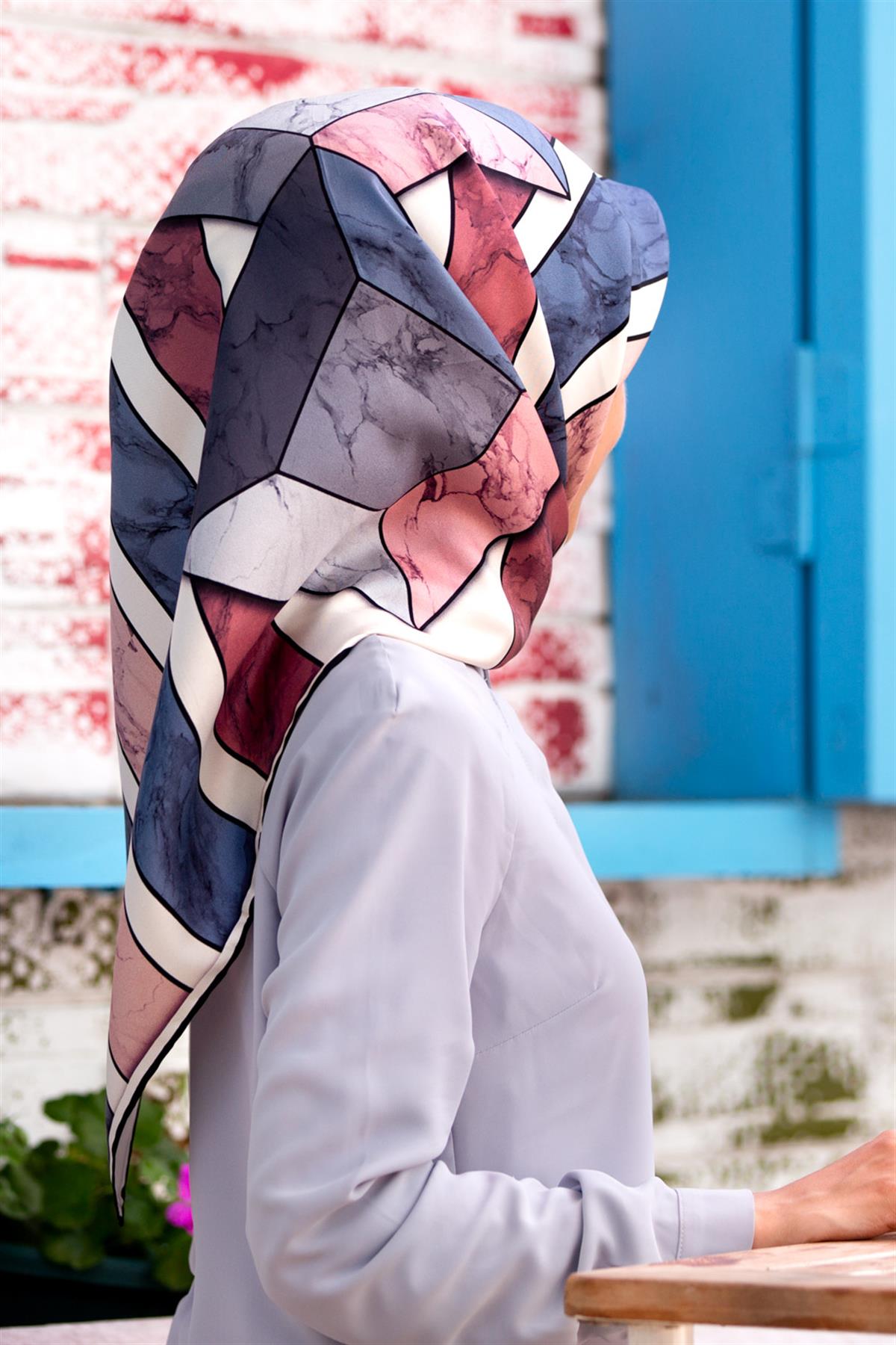 %100 Twill İpek Geometrik Mermer Desenli Pudra - Bebe Mavisi Renkli 90x90 Eşarp Dikim Şekli : El Dikişi