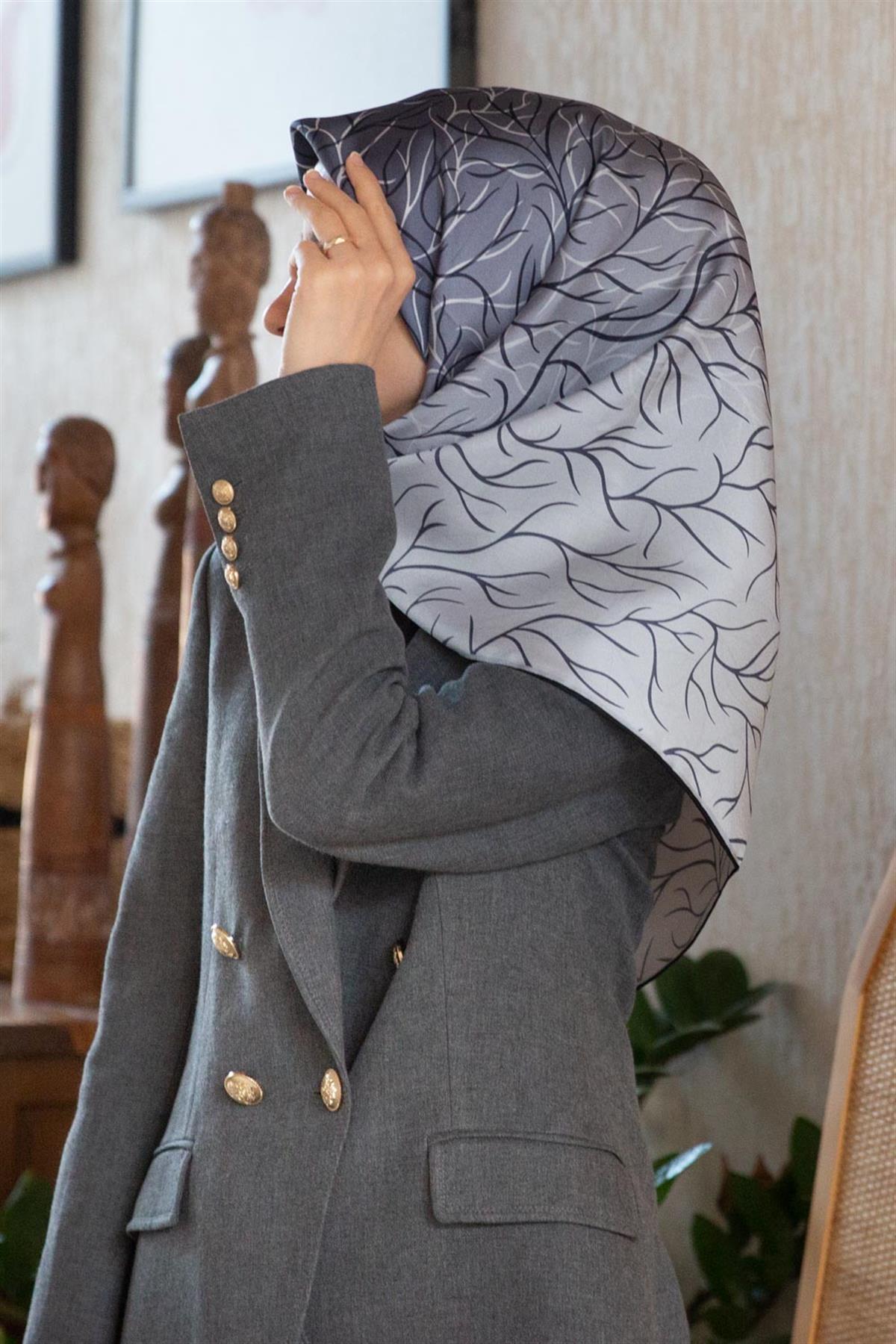 %100 Twill İpek Degrade Desenli Siyah Renkli 90x90 Eşarp Dikim Şekli : El Dikişi