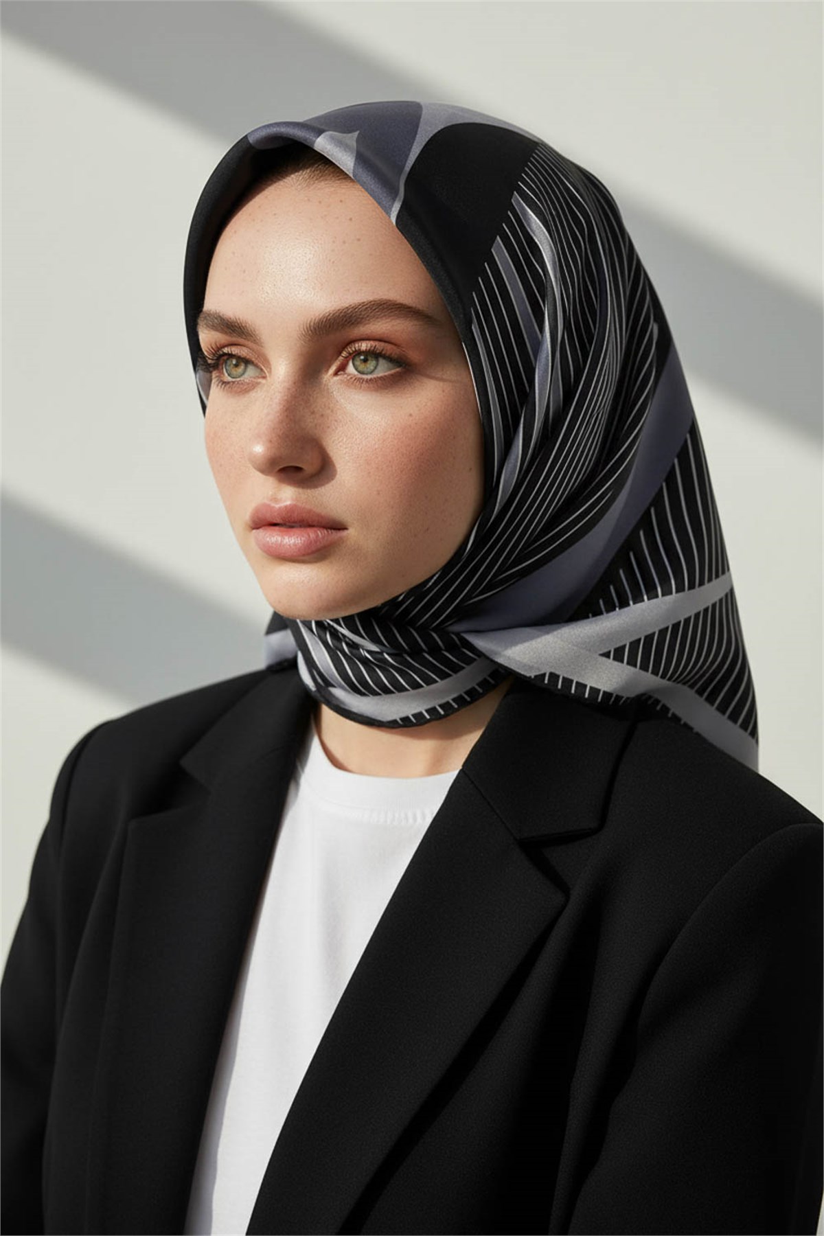 %100 Twill İpek Çizgili Geometrik Desenli Siyah - Füme Renkli 90x90 Eşarp Dikim Şekli : El Dikişi