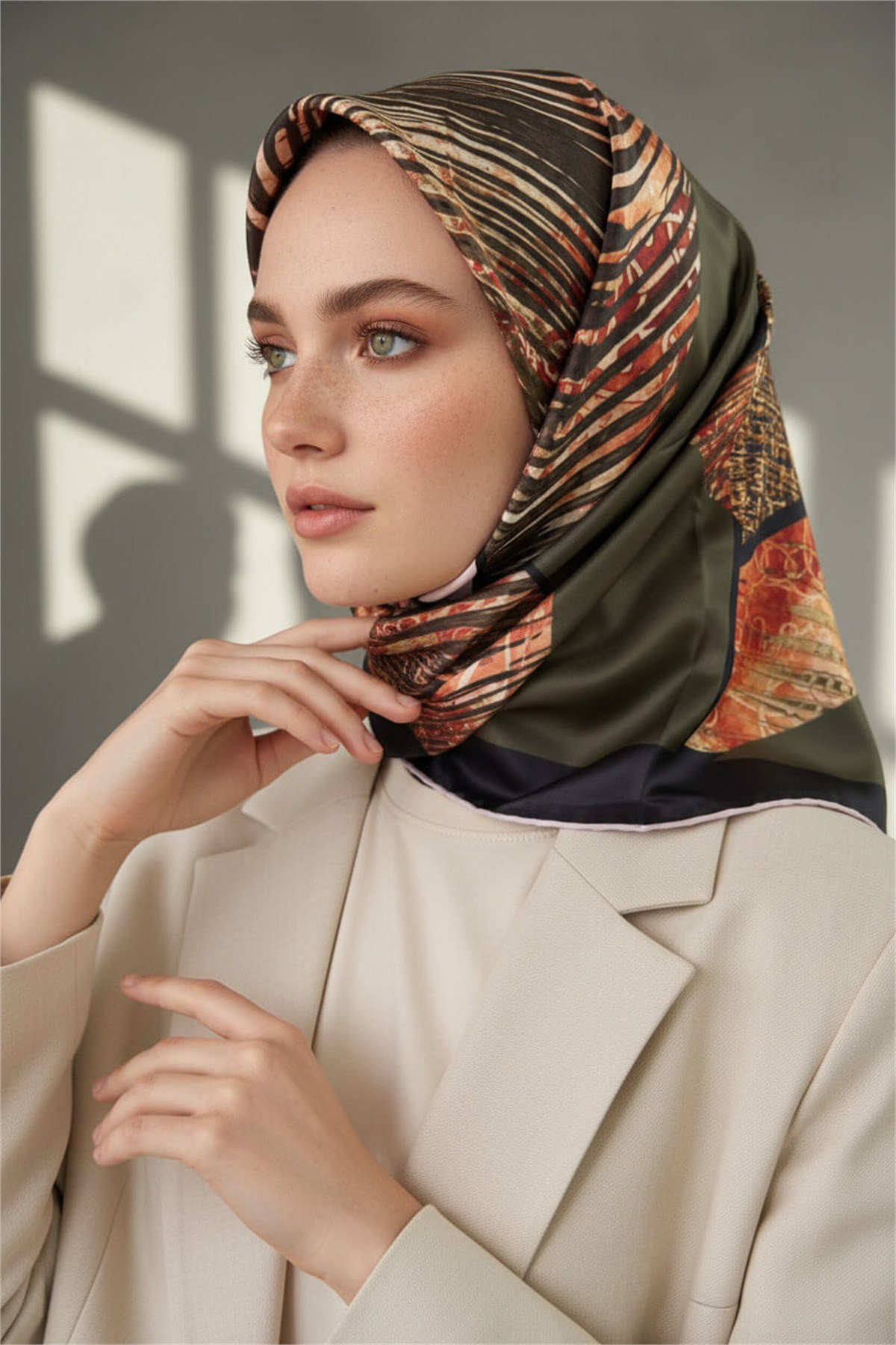 Twill Dalgalı Geometrik Desenli Haki Renkli 90x90 Eşarp (İpek İçermez) Kenar Dikiş Şekli El Dikişli