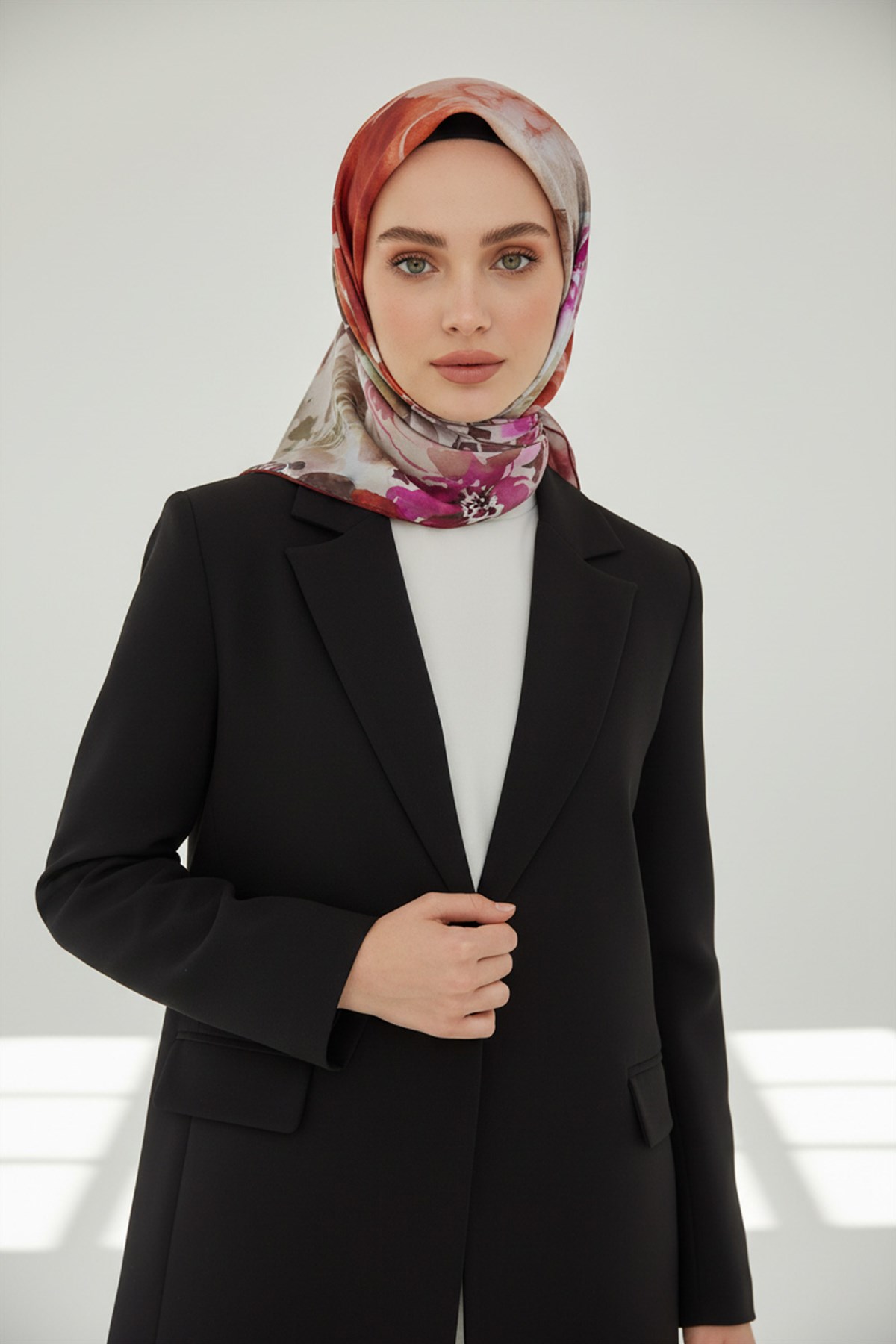%100 Twill İpek Çiçek  Desenli Bordo - Kırmızı Renkli 90x90 Eşarp Dikim Şekli : El Dikişi