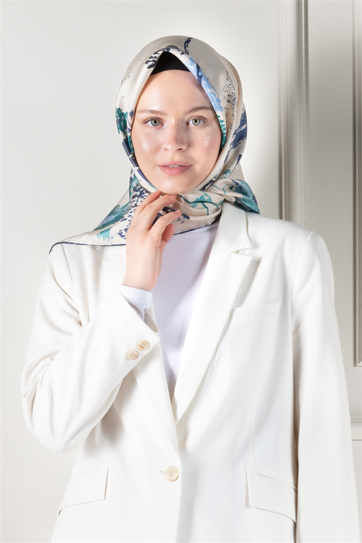 %100 Twill İpek Suluboya Çiçek Desenli Krem - İndigo Renkli 90x90 Eşarp Dikim Şekli : El Dikişi