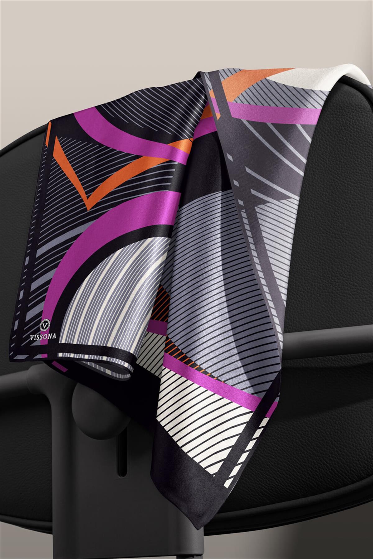 %100 Twill İpek Çizgili Geometrik Desenli Siyah - Gri Renkli 90x90 Eşarp Dikim Şekli : El Dikişi