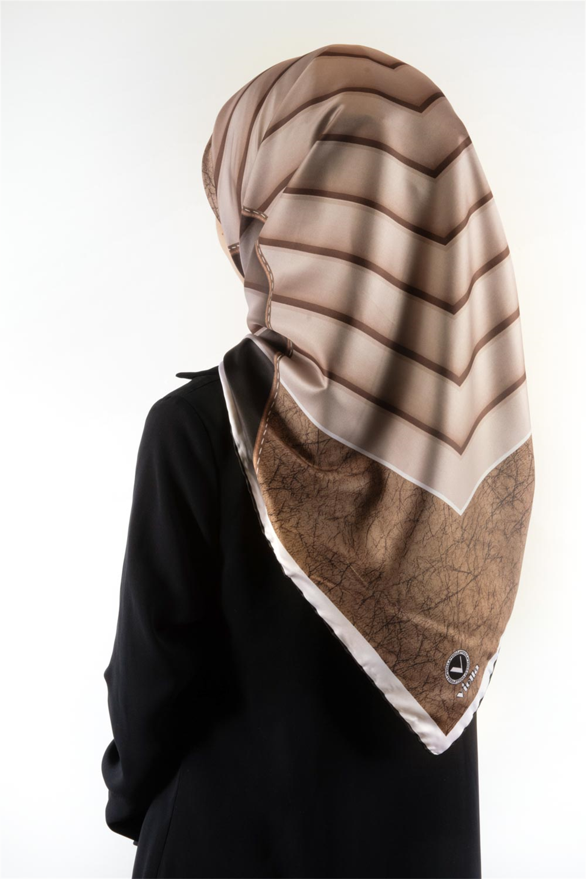Twill Zigzag Desenli Bej Renkli 90x90 Eşarp (İpek İçermez) Kenar Dikiş Şekli El Dikişli