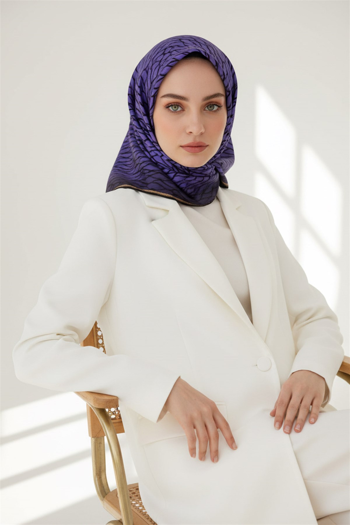%100 Twill İpek File Desenli Lila - Siyah Renkli 90x90 Eşarp Dikim Şekli : El Dikişi