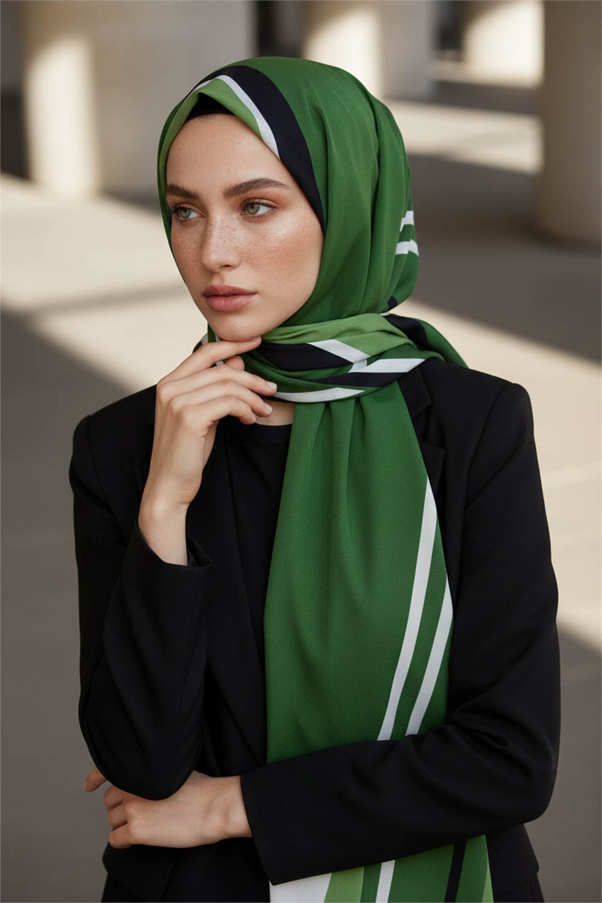 KREP GEOMETRIK DESENLİ ZÜMRÜT YEŞİLİ RENKLİ 75X195 KIRIŞMAZ ŞAL