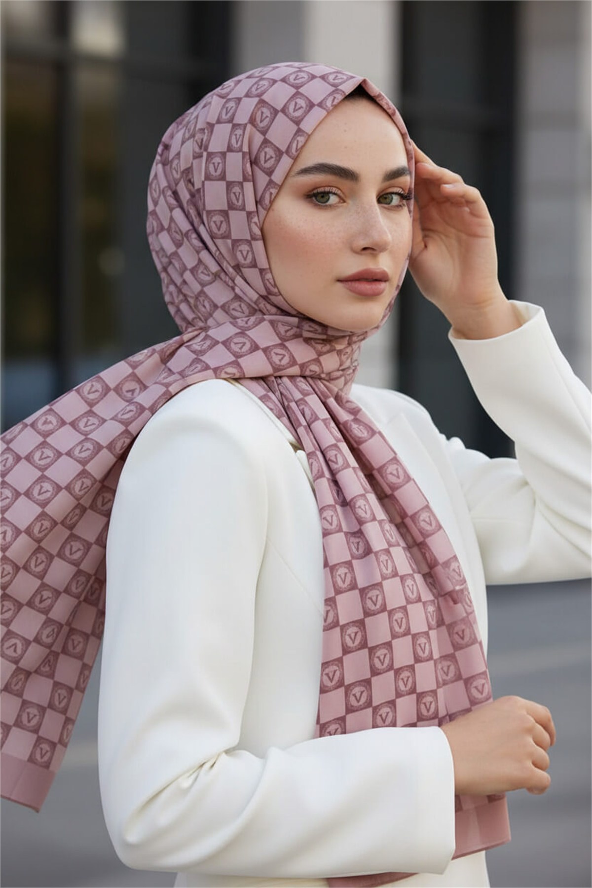 KREP MONOGRAM DESENLİ PUDRA RENKLİ 75X195 KIRIŞMAZ ŞAL