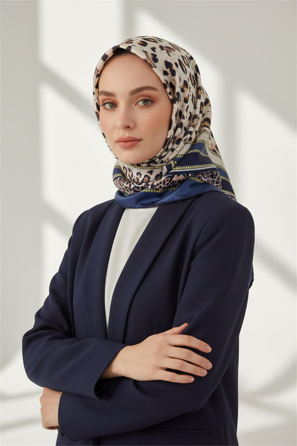 Twill Kemerli ve Leopar Desenli İndigo Renkli 90x90 Eşarp (İpek İçermez) Dikim Şekli : El Dikişi