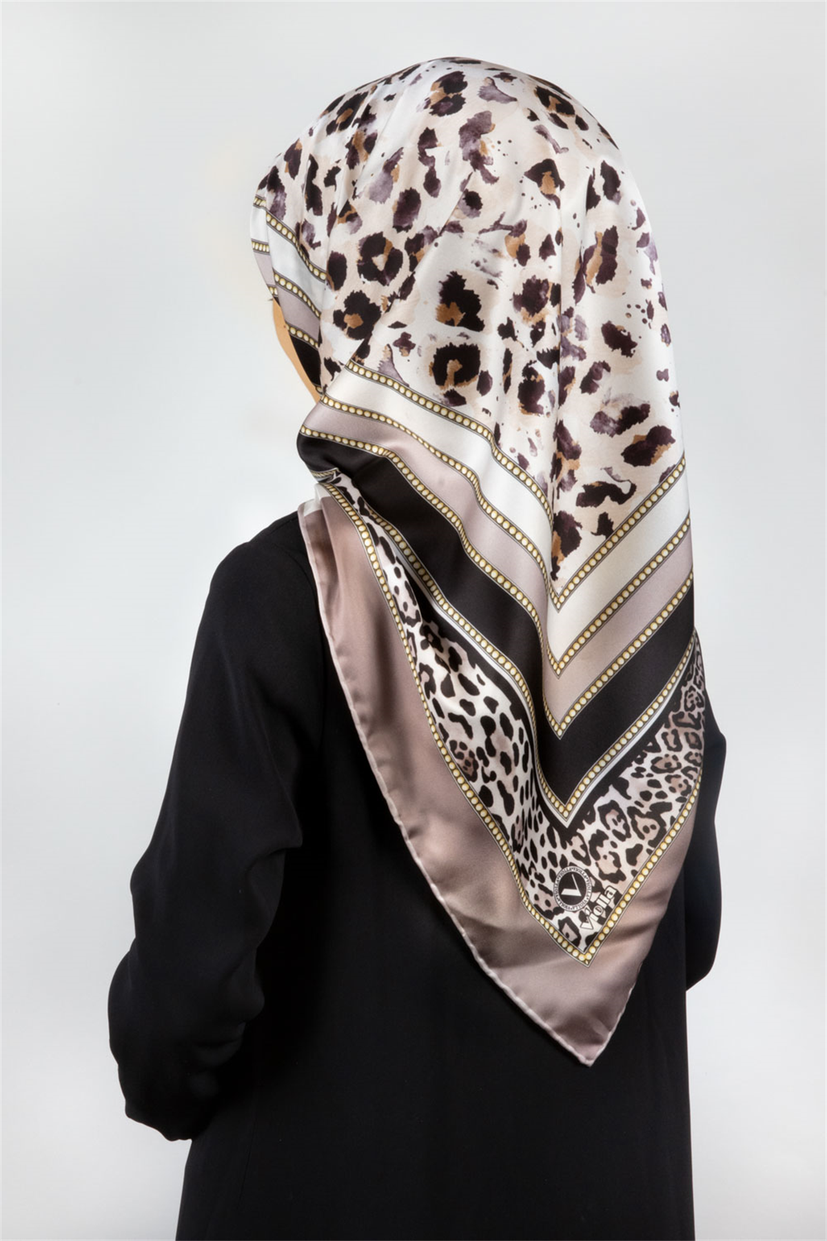 Twill Kemerli ve Leopar Desenli Bej Renkli 90x90 Eşarp (İpek İçermez) Dikim Şekli : El Dikişi