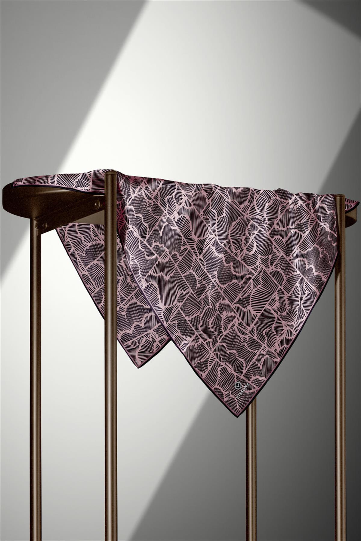 %100 Twill İpek Geometrik Desenli Pudra - Siyah Renkli 90x90 Eşarp Dikim Şekli : El Dikişi