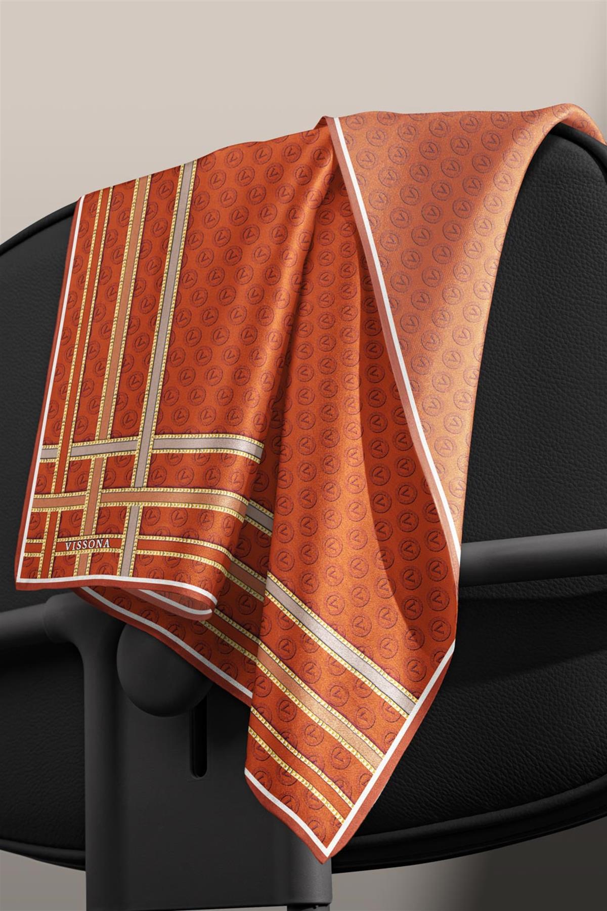 %100 Twill İpek Monogram Desenli Taba - Bej Renkli 90x90 Eşarp Dikim Şekli : El Dikişi