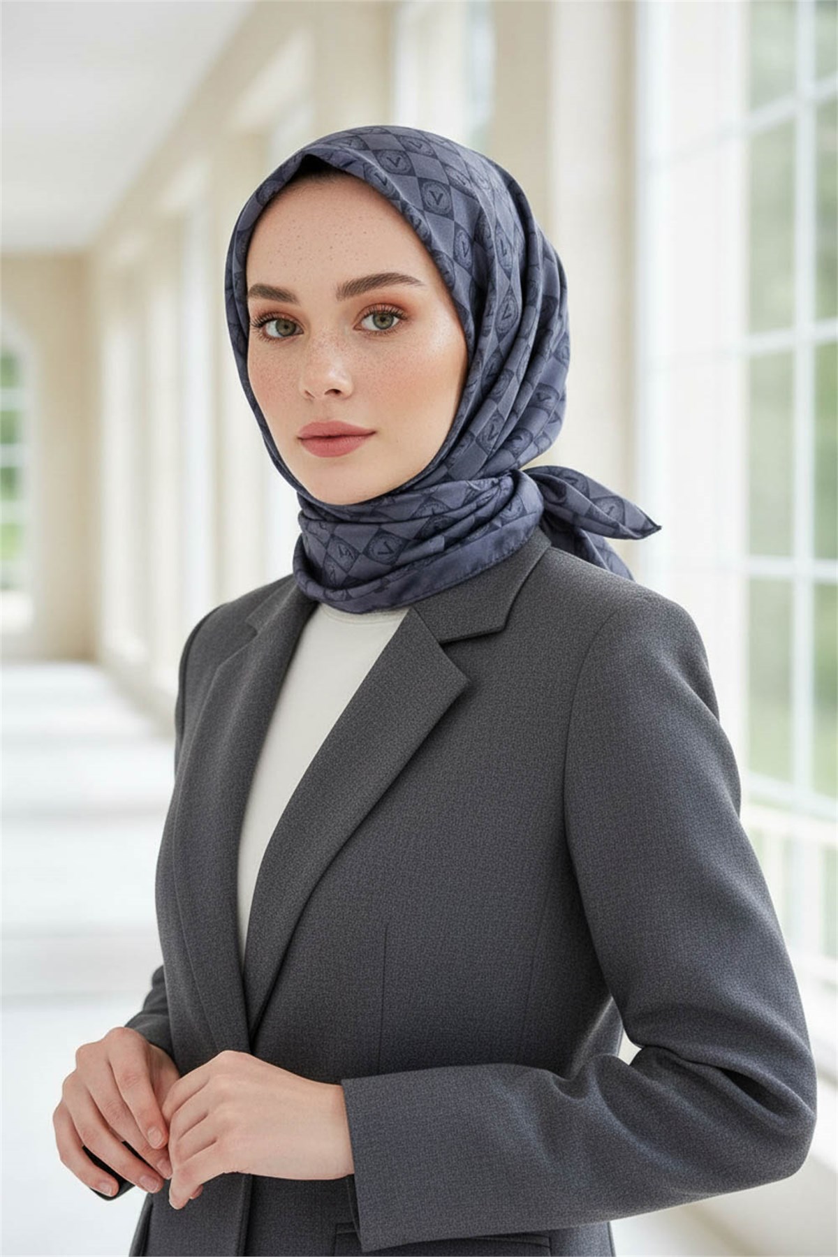 % 57 İPEK % 43 VİSKON Twill İpek Monogram Desenli Gri Renkli 90x90 Eşarp Dikim Şekli : El Dikişi