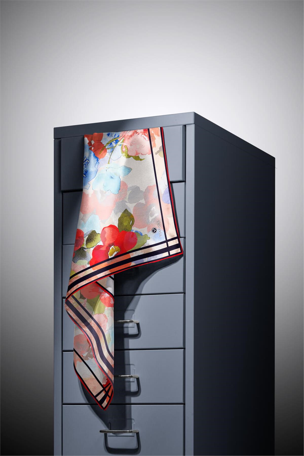 % 57 İPEK % 43 VİSKON Twill İpek Sulu Boyalı Çiçek Desenli Kırmızı - Bebe Mavisi Renkli 90x90 Eşarp Dikim Şekli : El Dikişi