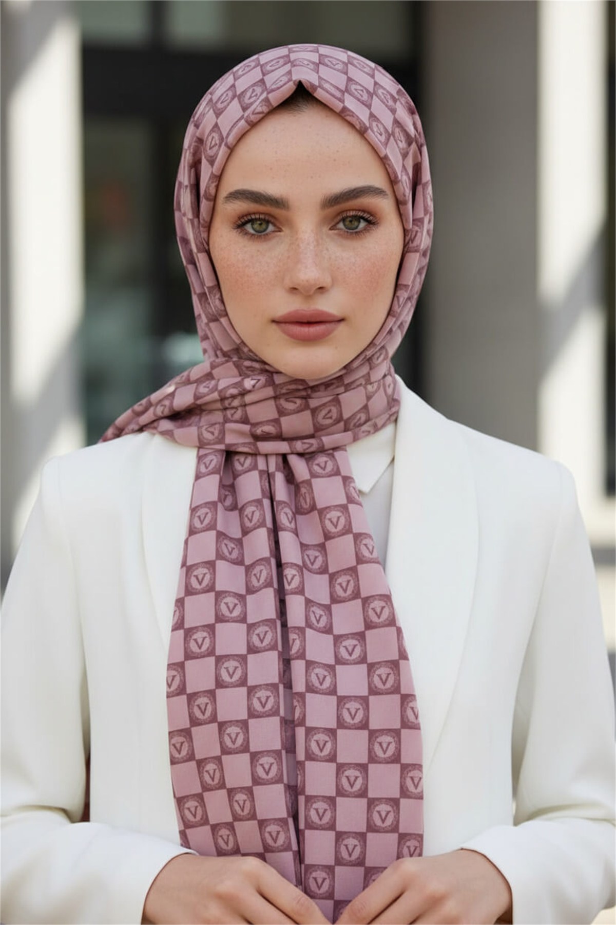 KREP MONOGRAM DESENLİ PUDRA RENKLİ 75X195 KIRIŞMAZ ŞAL
