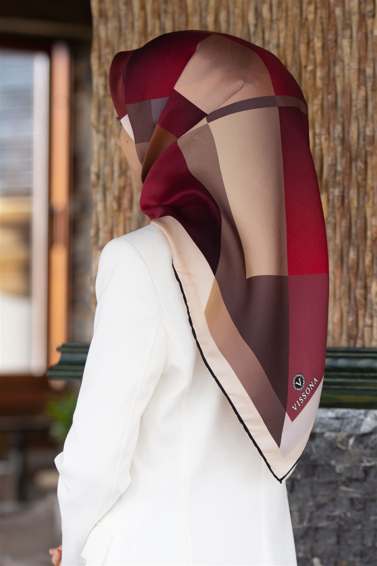 % 57 İPEK % 43 VİSKON Twill İpek Geometrik Desenli Bej - Bordo Renkli 90x90 Eşarp Dikim Şekli : El Dikişi