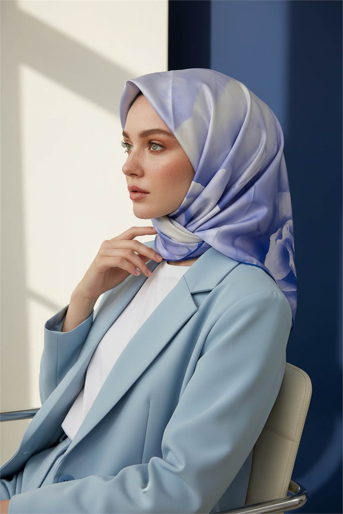 Rayon Büyük Çiçek Desenli Saks Renkli 90x90 Eşarp (İpek İçermez) Kenar Dikiş Şekli El Dikişli