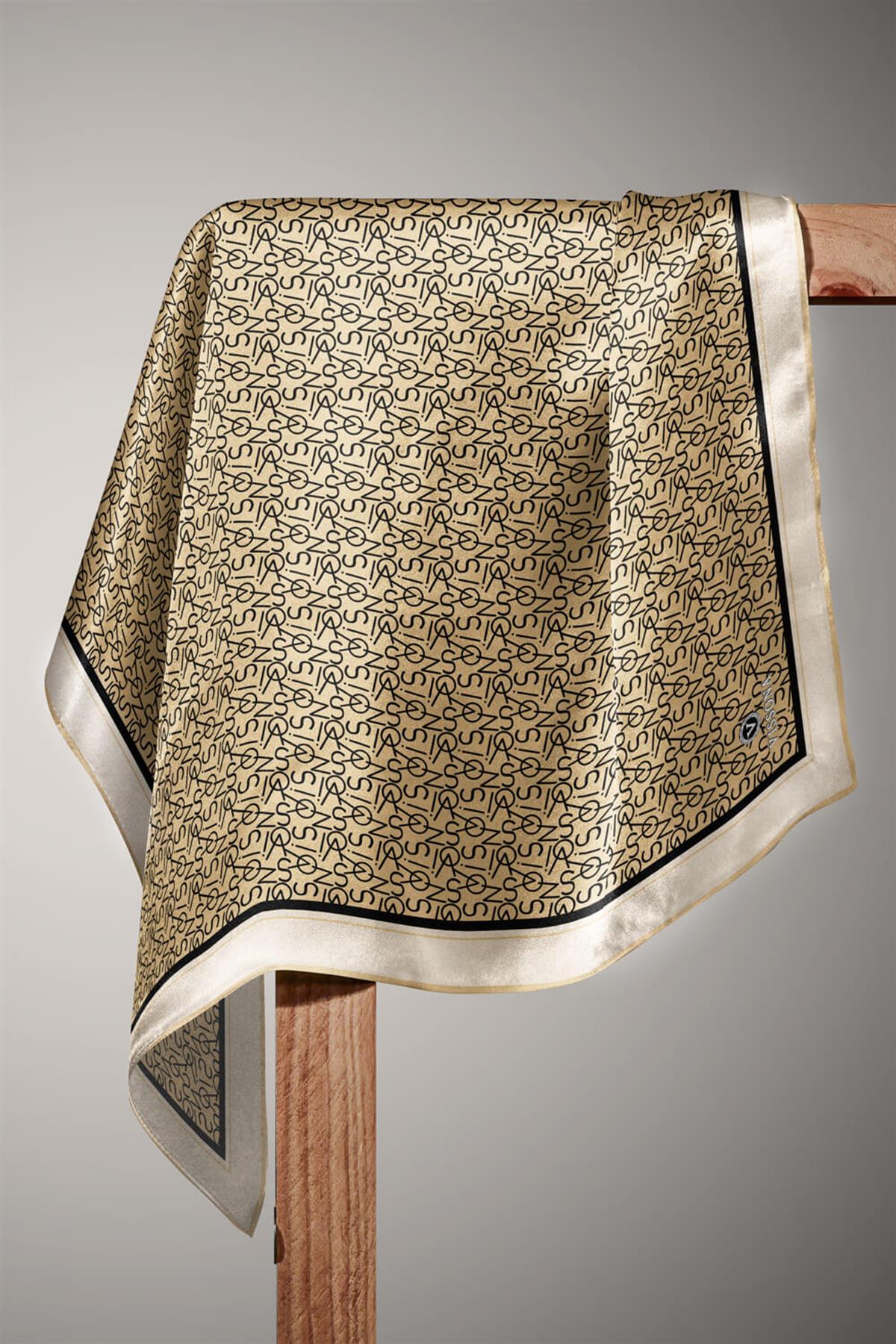 %100 Twill İpek Harf Desenli Gold - Siyah Renkli 90x90 Eşarp Dikim Şekli : El Dikişi