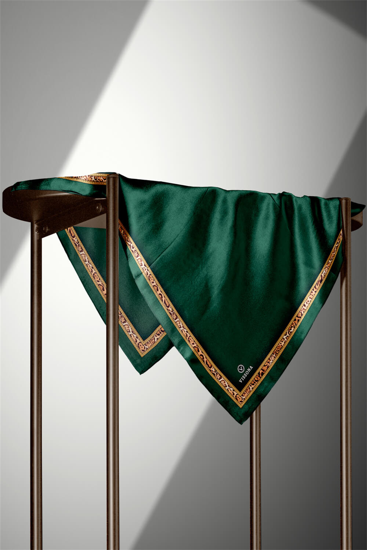 %100 Twill İpek Bordürü Leoparlı Düz Desenli Zümrüt Yeşili - Gold Renkli 90x90 Eşarp Dikim Şekli : El Dikişi