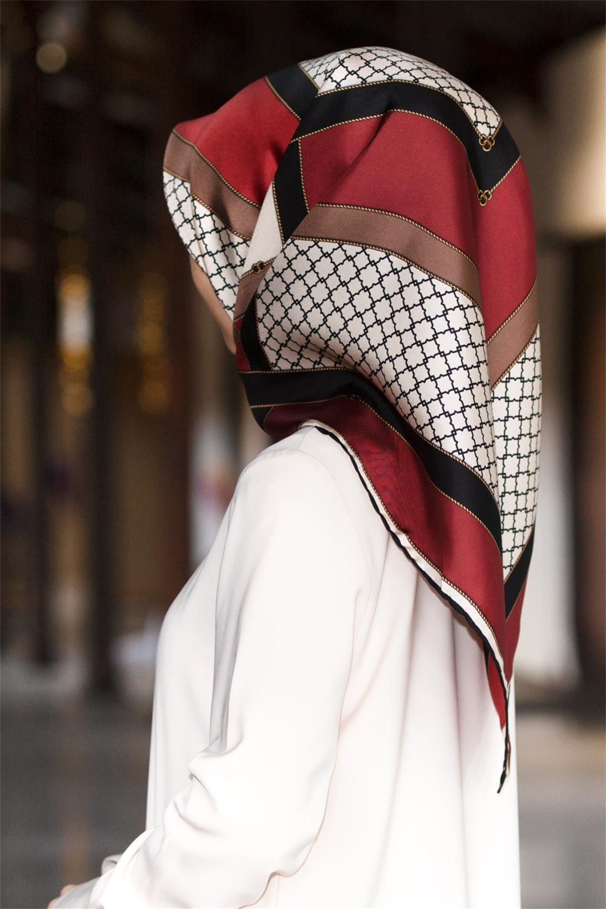 %100 Twill İpek Geometrik Desenli Bordo - Siyah Renkli 90x90 Eşarp Dikim Şekli : El Dikişi