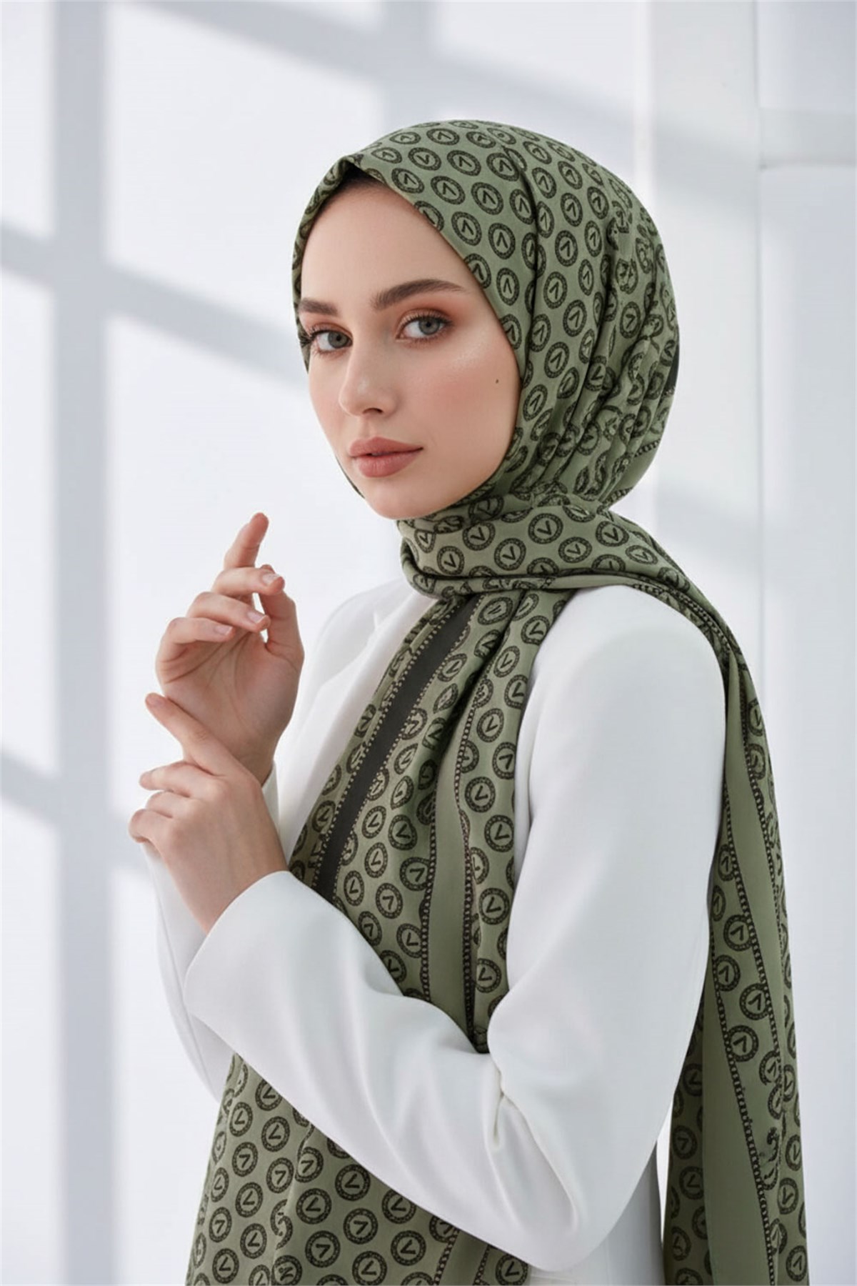 KREP DEGRADELİ MONOGRAM DESENLİ HAKİ RENKLİ 75X195 KIRIŞMAZ ŞAL