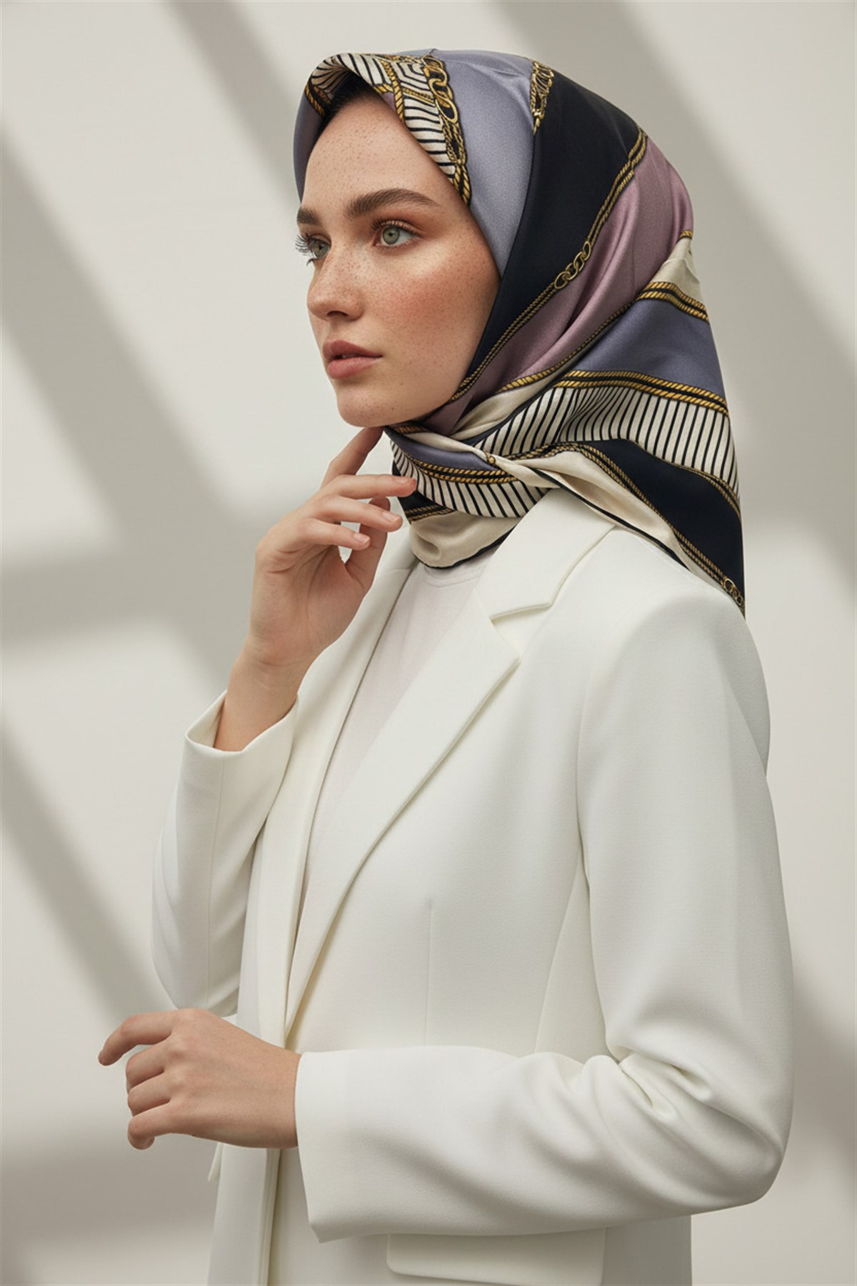 %100 Twill İpek Zincir Detaylı Geometrik Desenli Gri - Pudra Renkli 90x90 Eşarp Dikim Şekli : El Dikişi