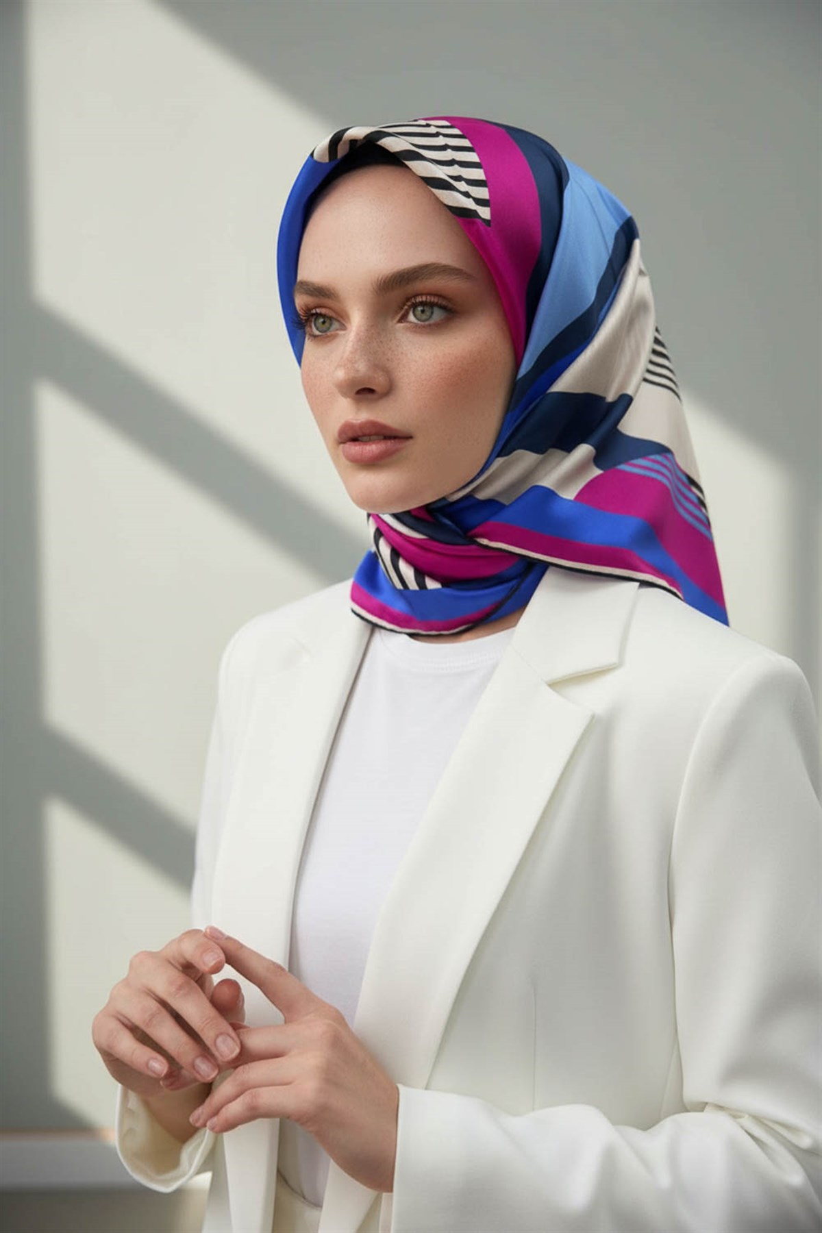 100% Twill İpek Geometrik Desenli Saks - Fuşya Renkli 90x90 Dikim Şekli : El Dikişi Eşarp