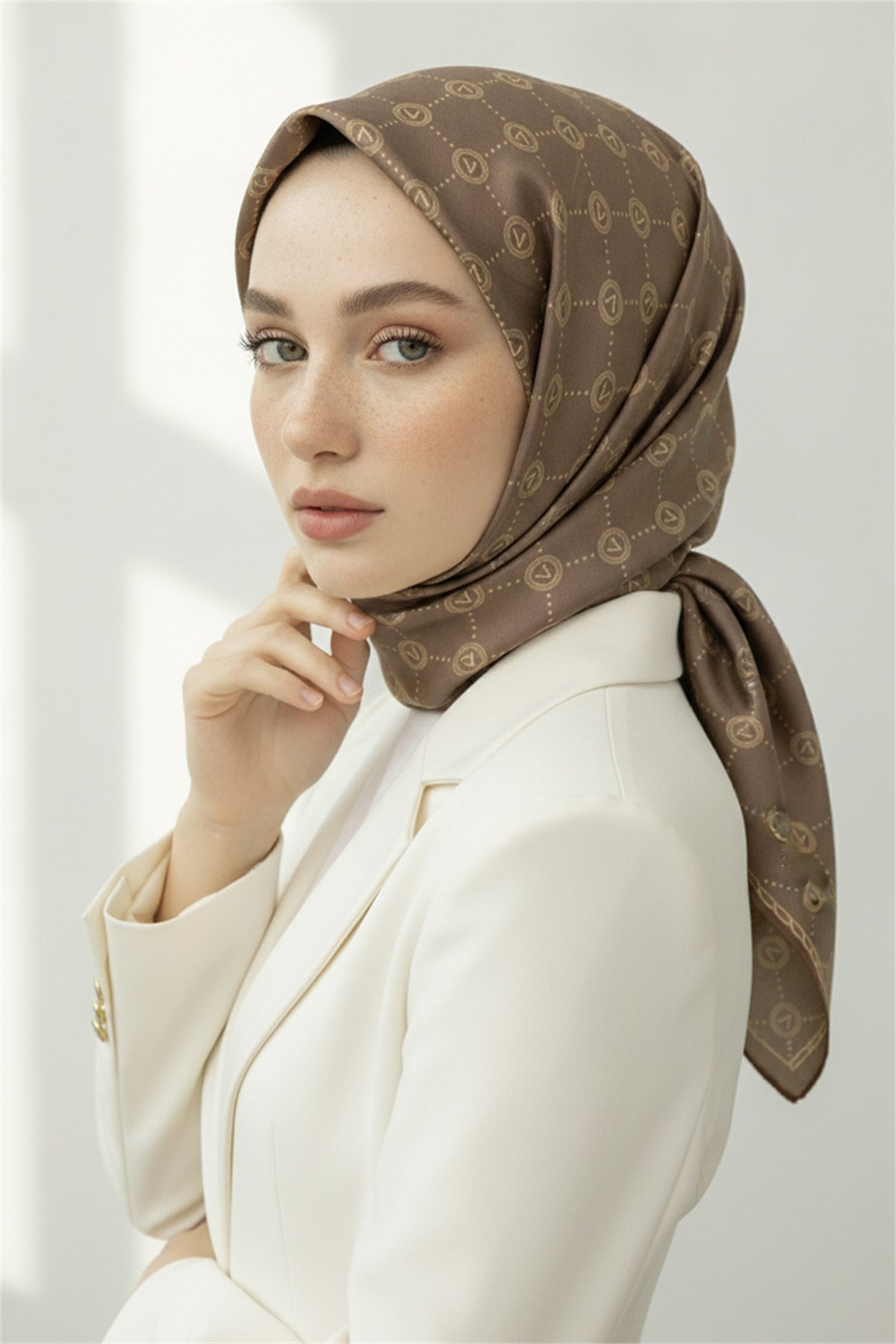 %100 Twill İpek Eşarp 90x90 Sütlü Kahve Monogram Desenli El Dikişli Kadın Eşarp